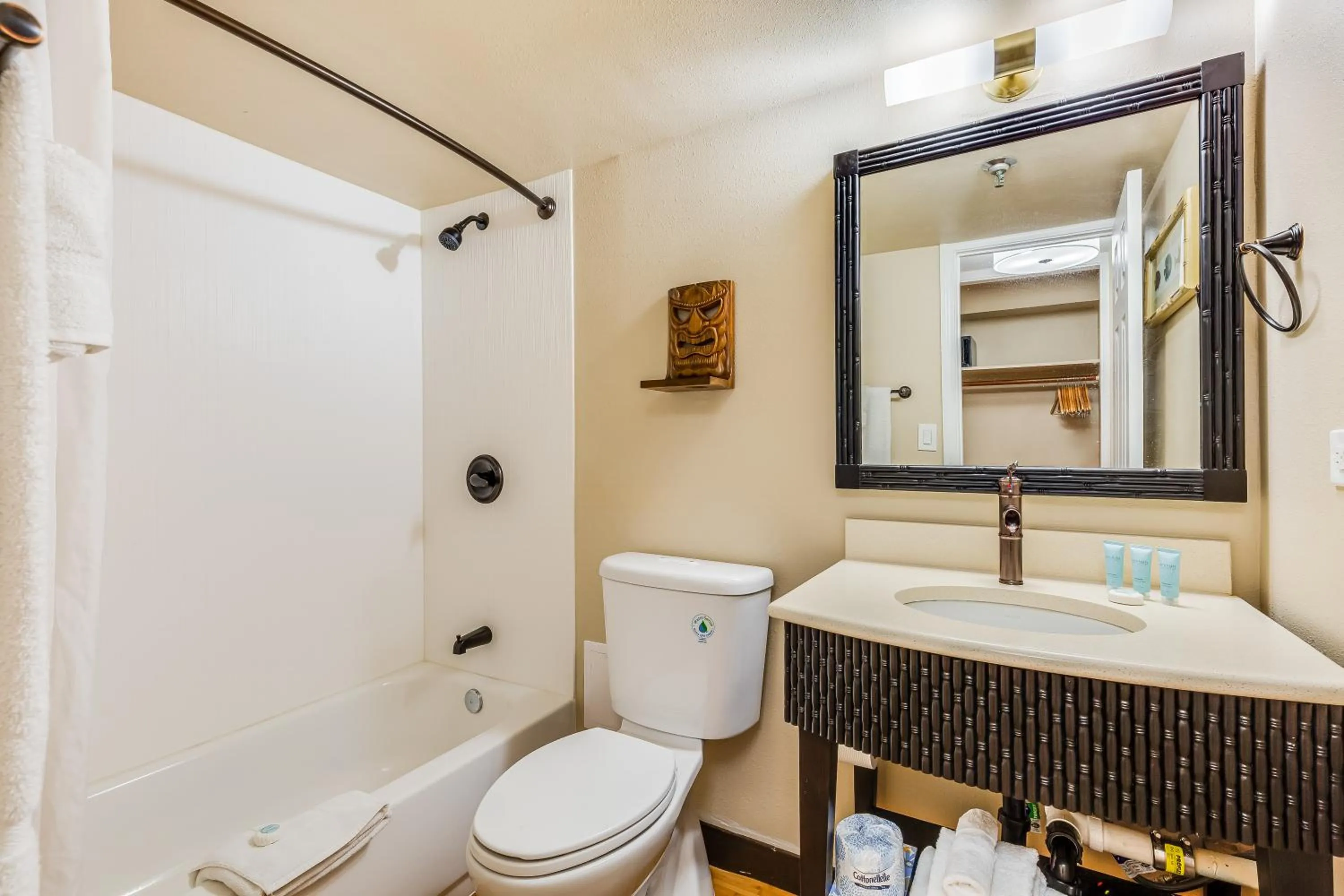 Bathroom in Castle Bamboo Waikīkī Hotel