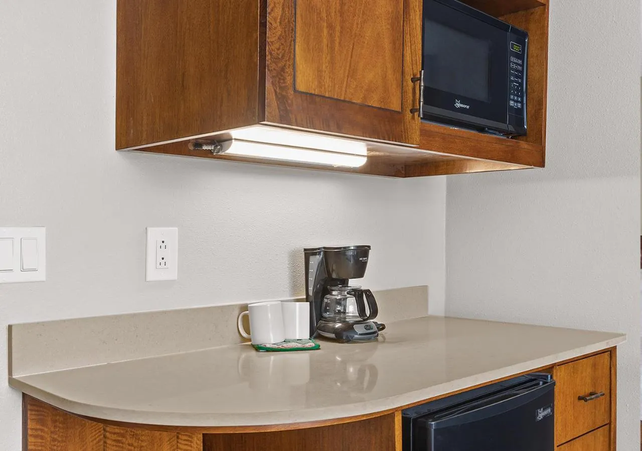 Coffee/tea facilities in Castle Bamboo Waikīkī Hotel