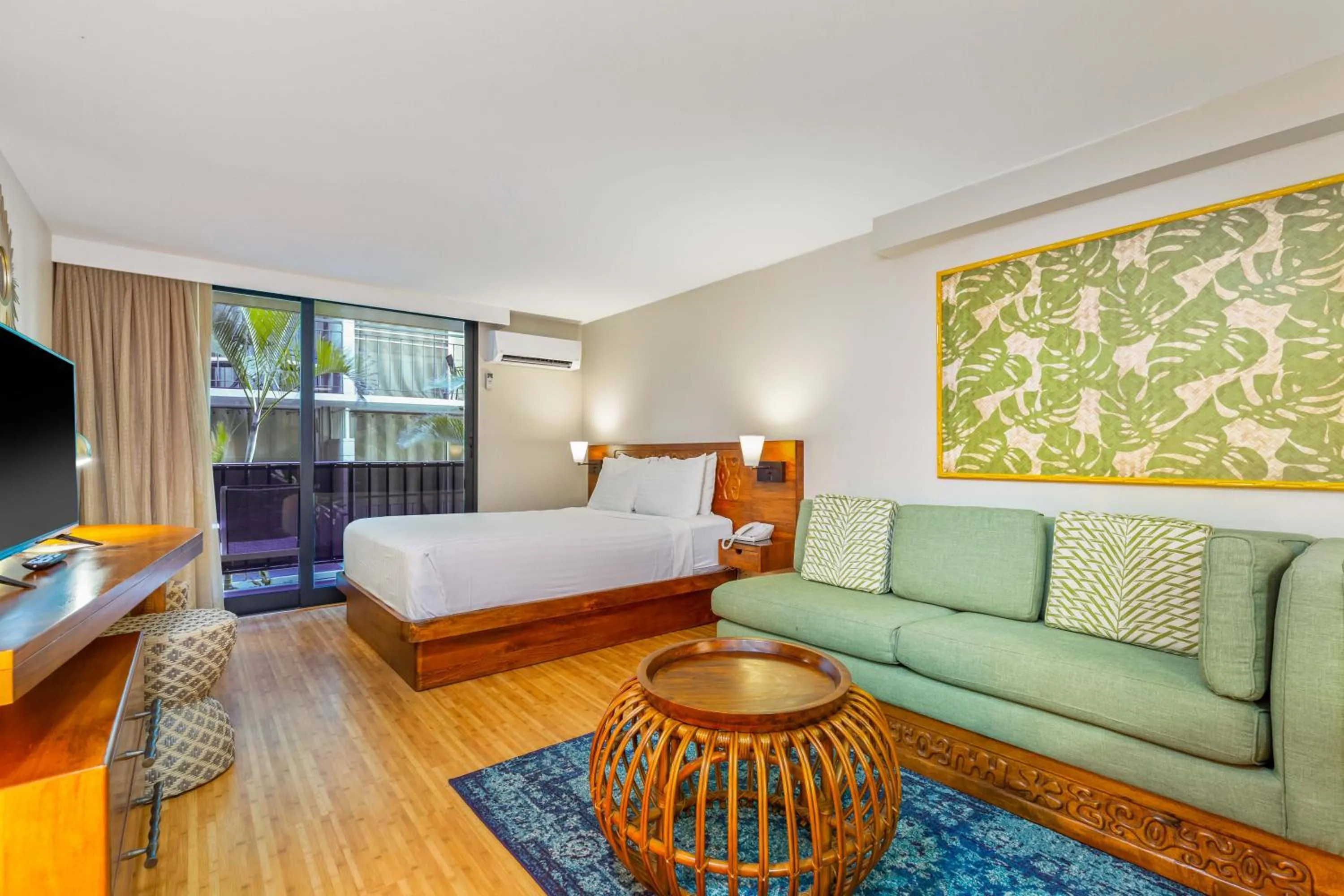 Bedroom, Bed in Castle Bamboo Waikīkī Hotel