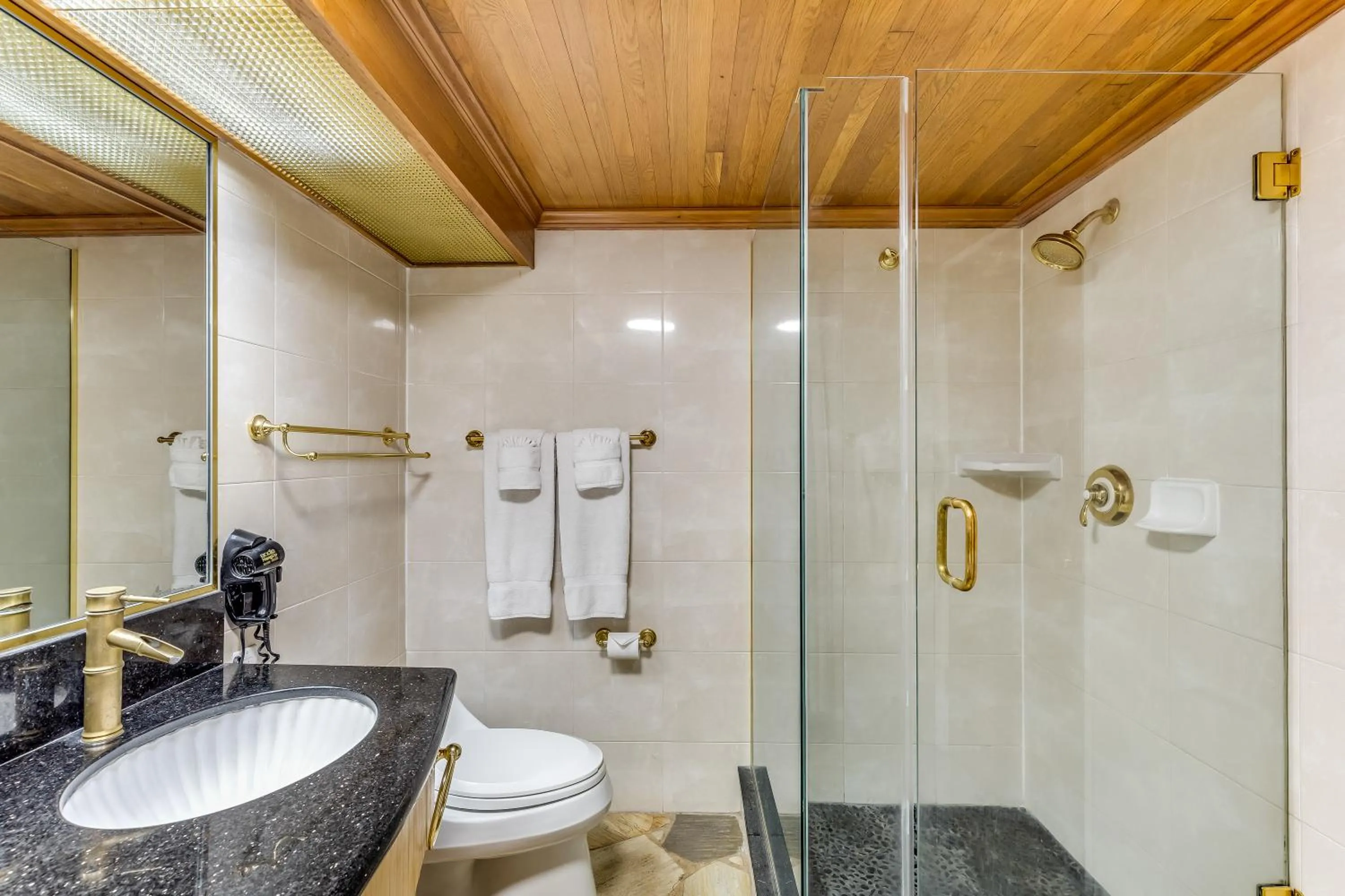 Bathroom in Castle Bamboo Waikīkī Hotel