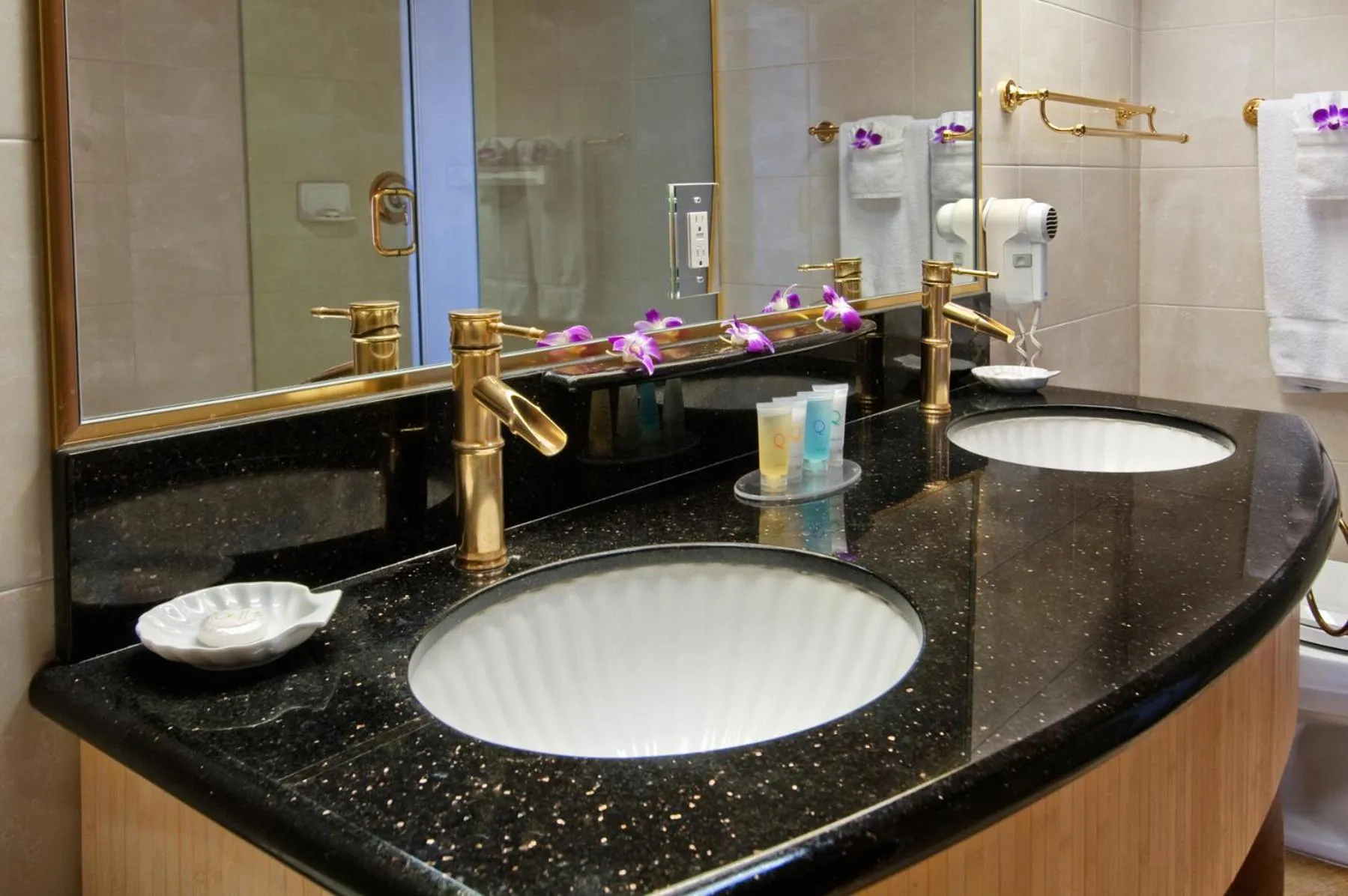 Bathroom in Castle Bamboo Waikīkī Hotel