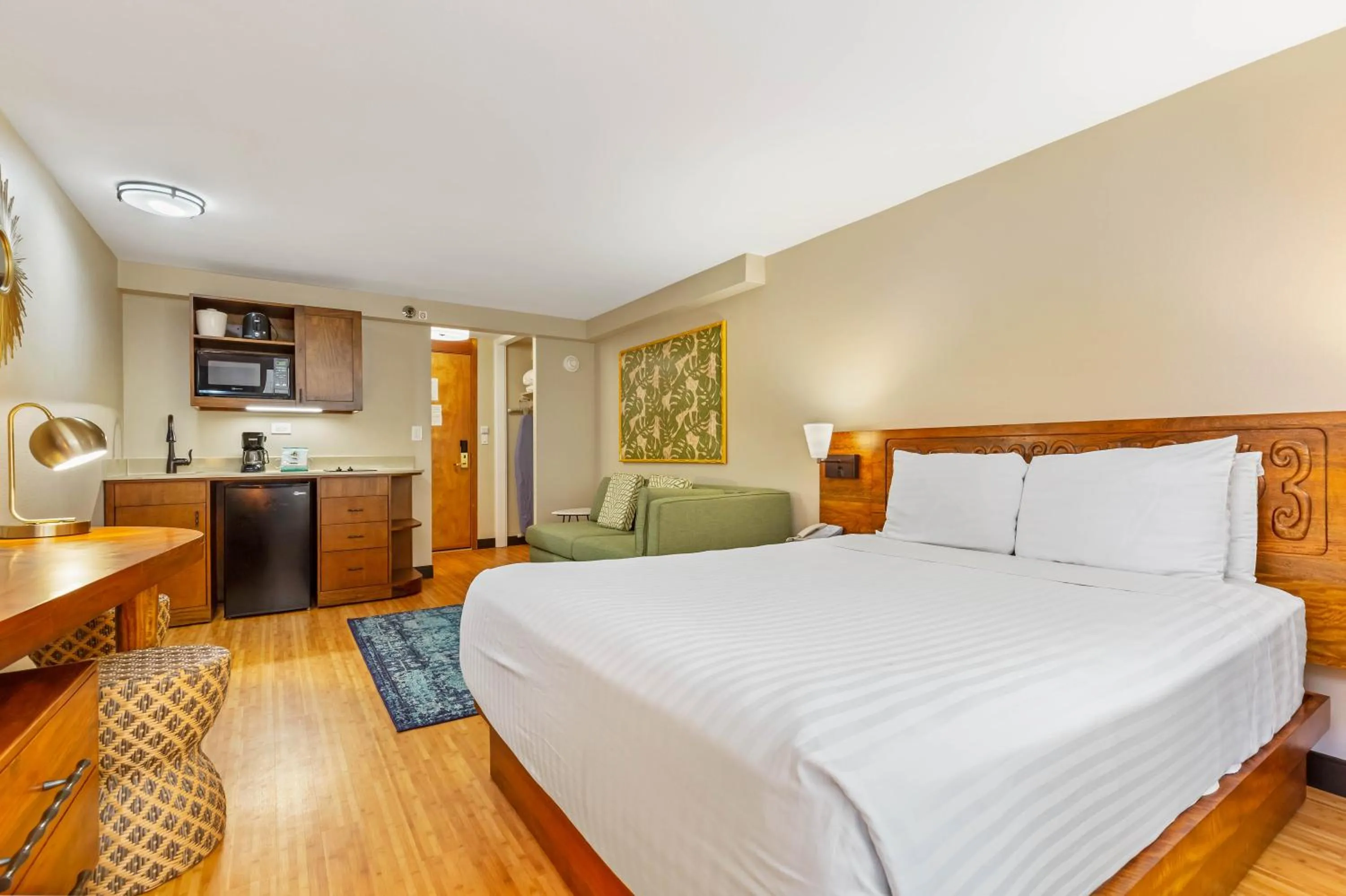 Bedroom, Bed in Castle Bamboo Waikīkī Hotel