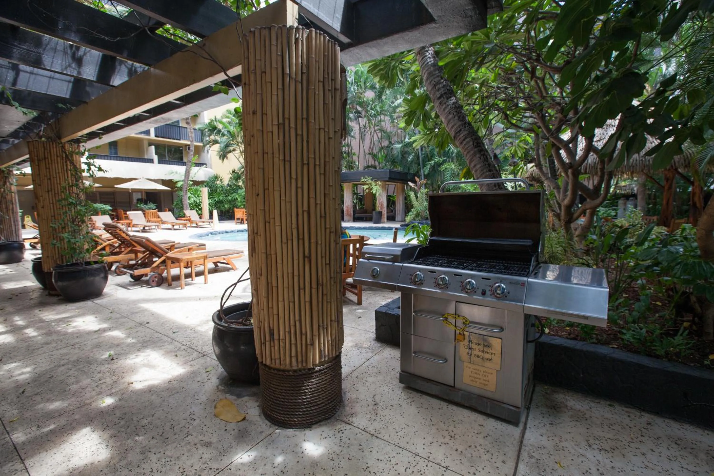 BBQ facilities in Castle Bamboo Waikīkī Hotel