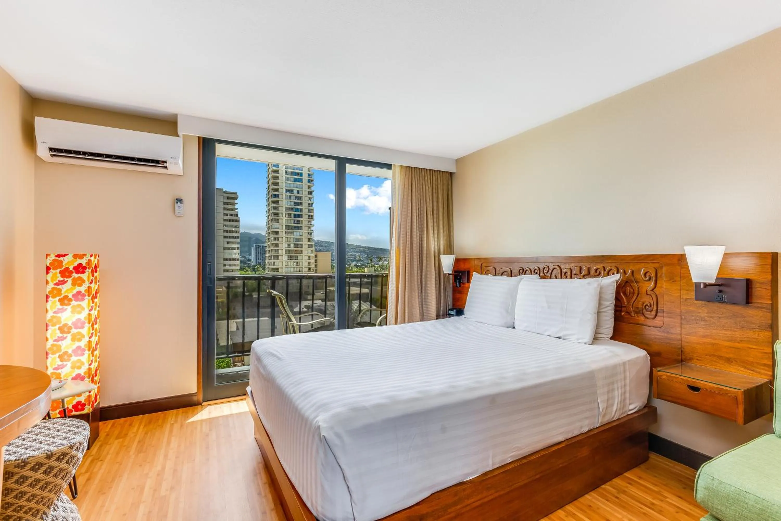 Bedroom, Bed in Castle Bamboo Waikīkī Hotel
