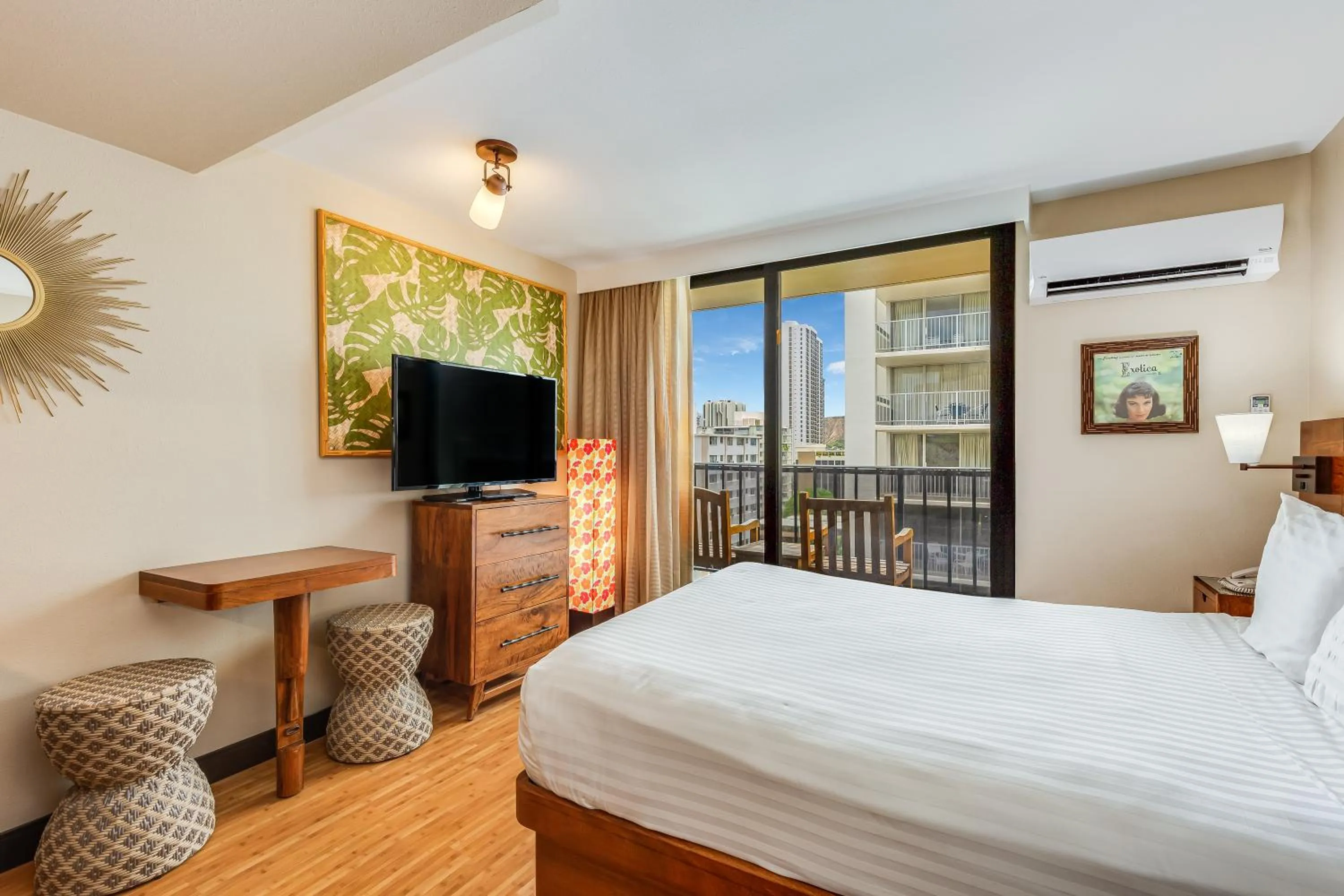 Bedroom, Bed in Castle Bamboo Waikīkī Hotel