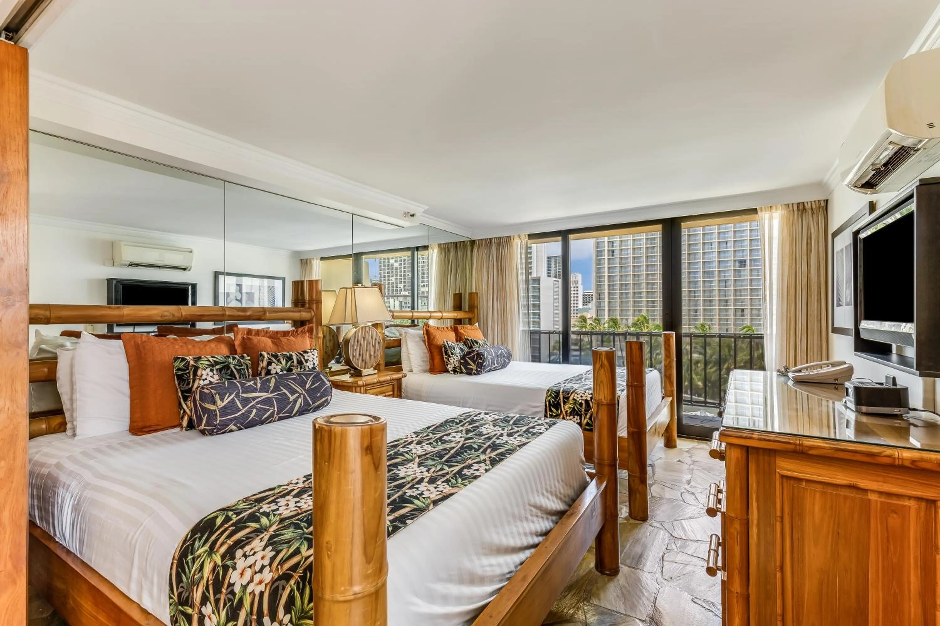 Bedroom, Bed in Castle Bamboo Waikīkī Hotel
