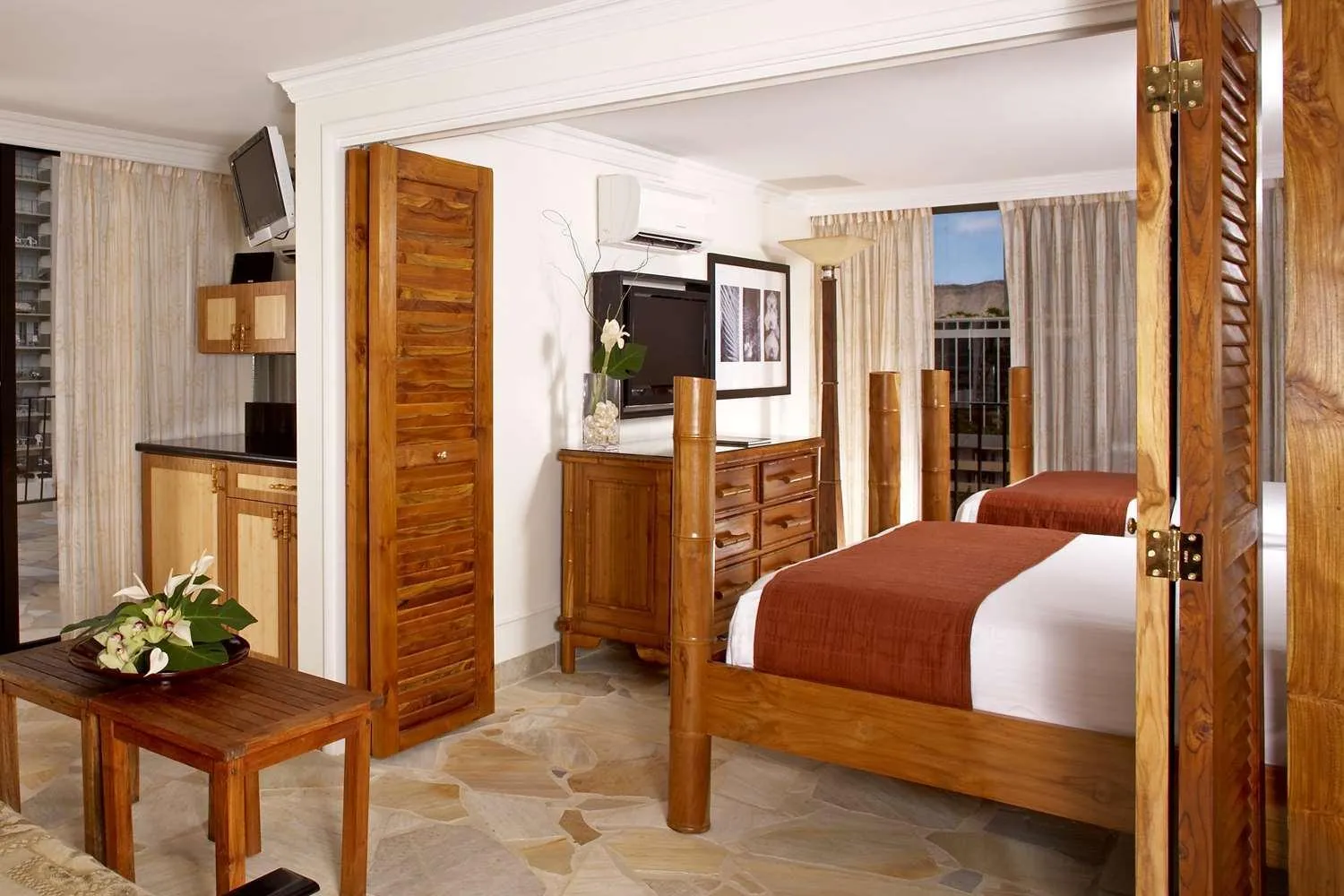 Living room, Bed in Castle Bamboo Waikīkī Hotel