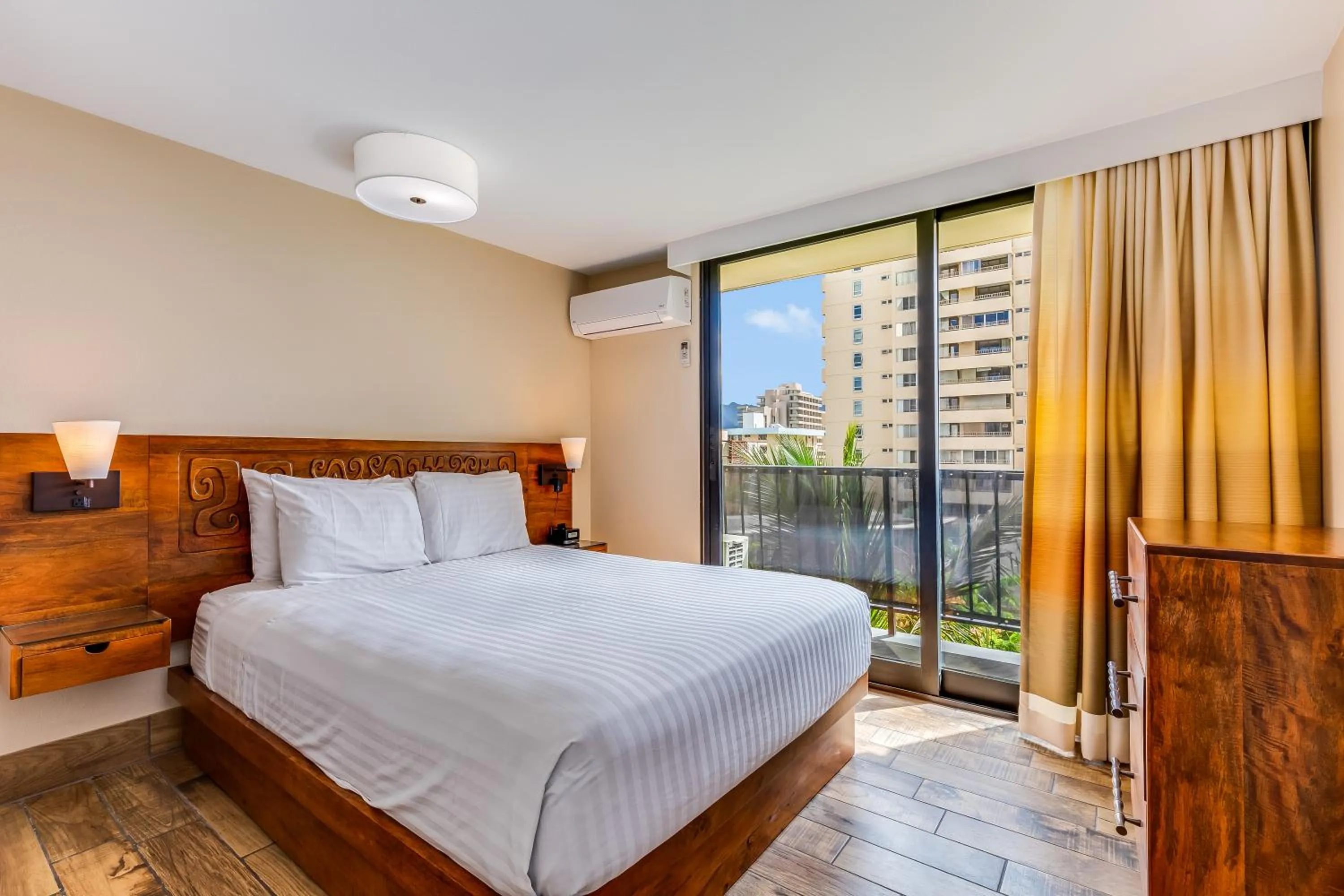 Bedroom, Bed in Castle Bamboo Waikīkī Hotel