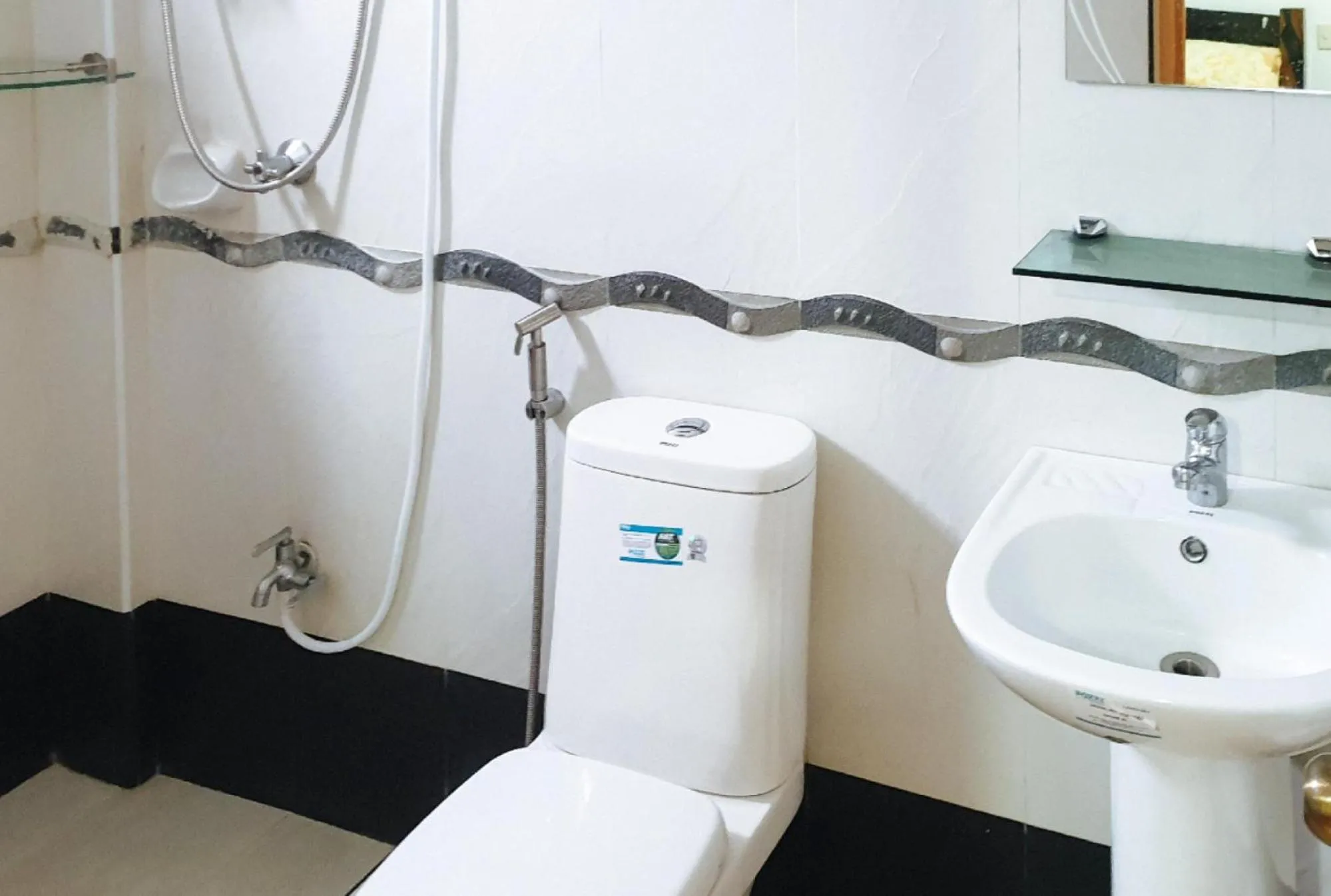 Shower in RedDoorz at La Sefa Hotel and Resort Atimonan