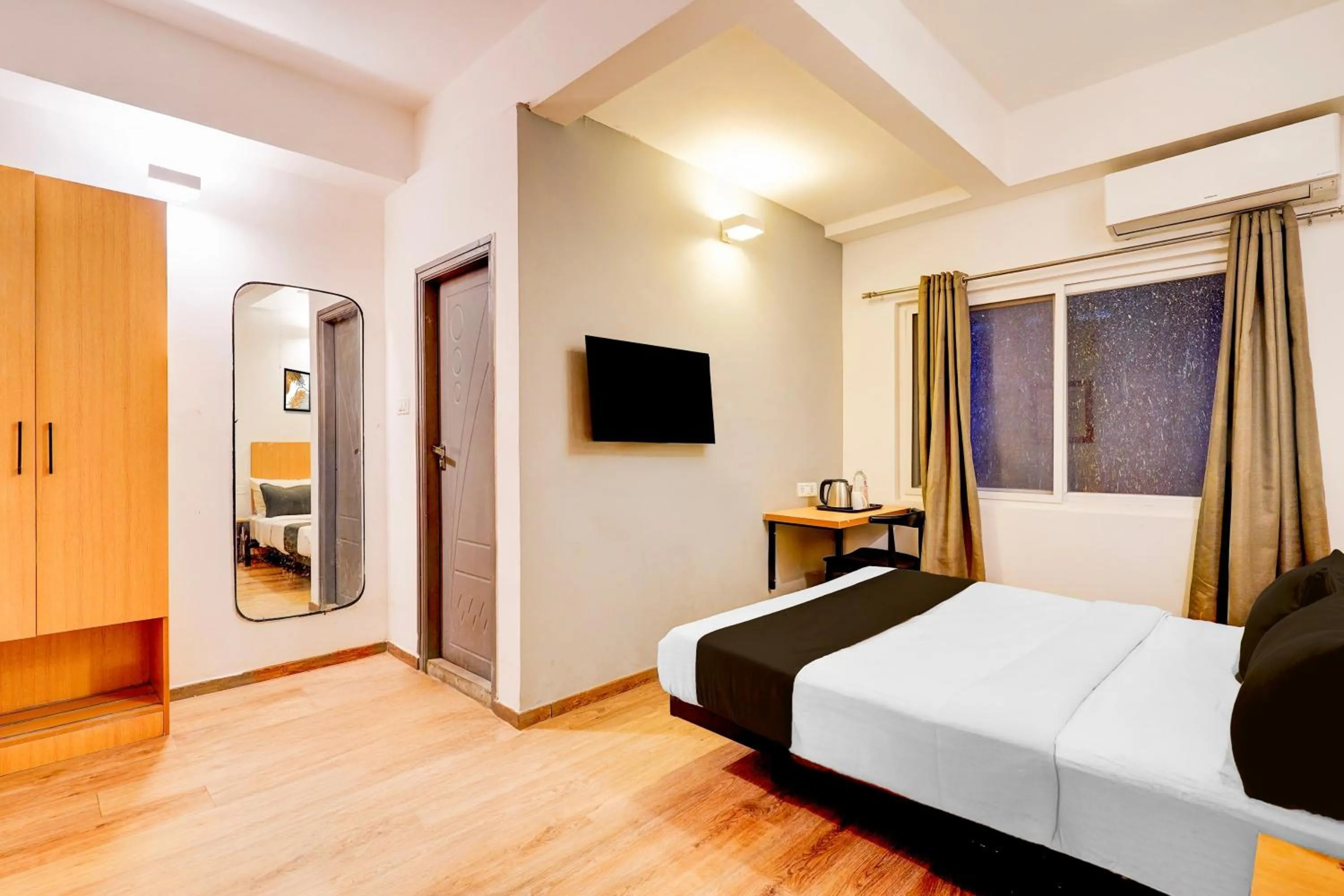Bedroom, Bed in Super Townhouse HAL Indiranagar Extension