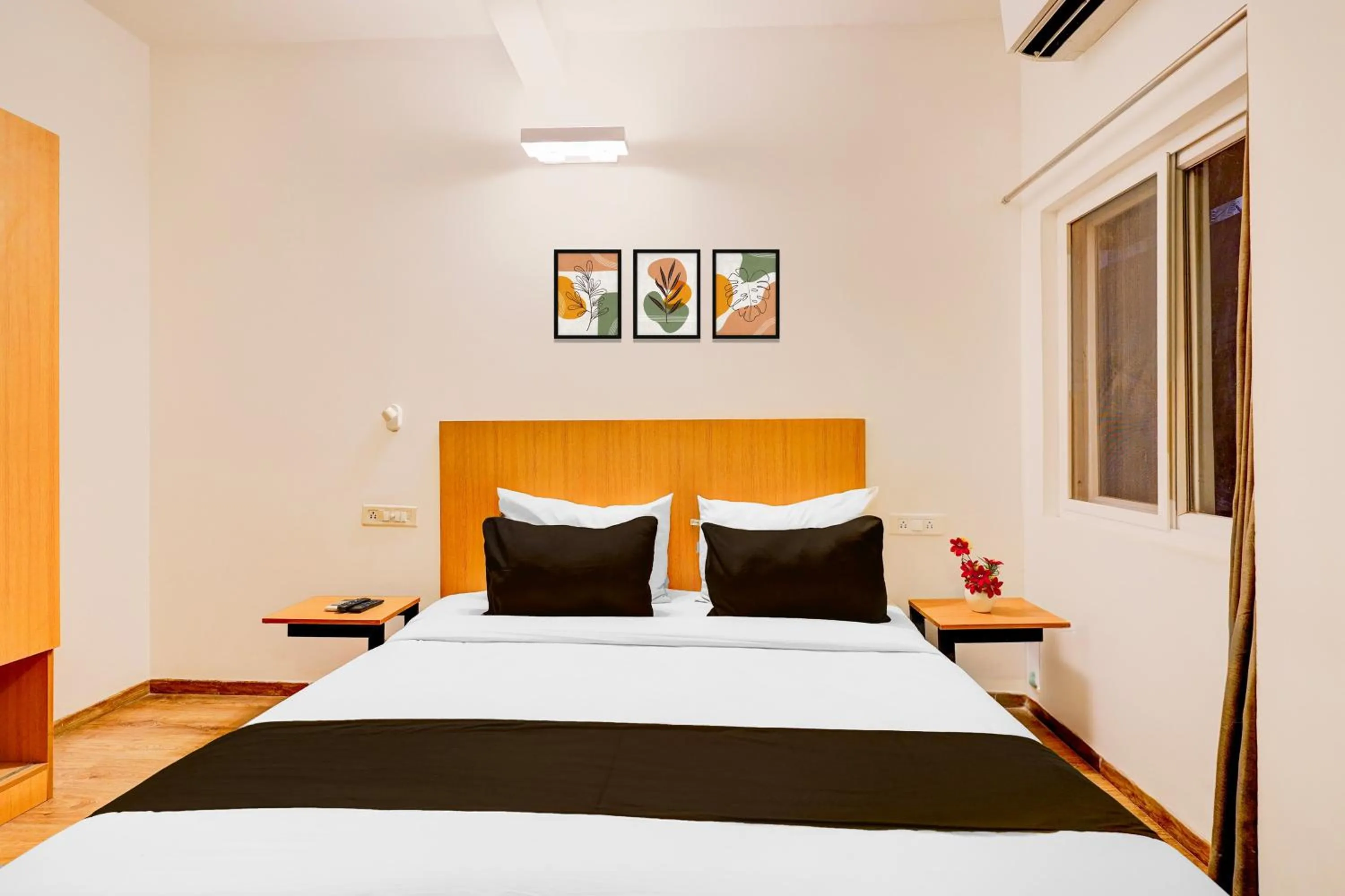 Bedroom, Bed in Super Townhouse HAL Indiranagar Extension