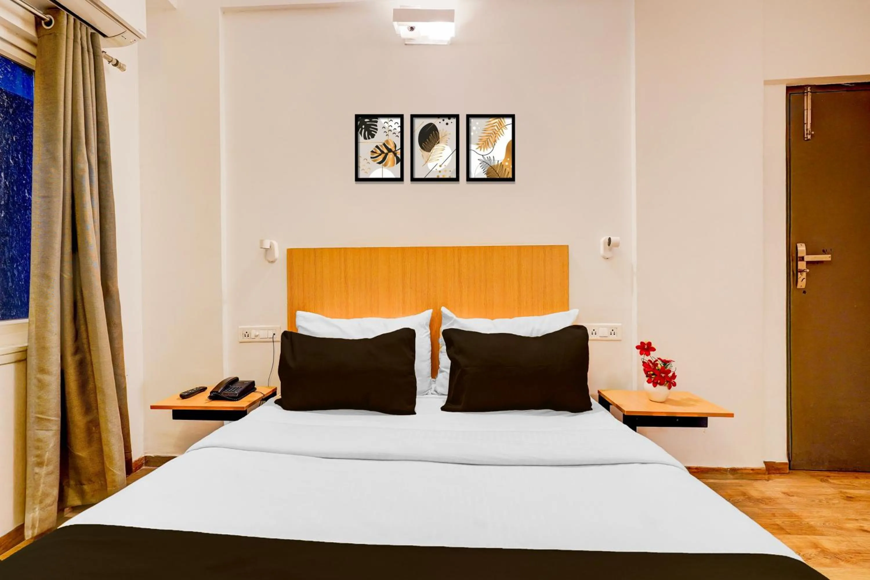 Bedroom, Bed in Super Townhouse HAL Indiranagar Extension