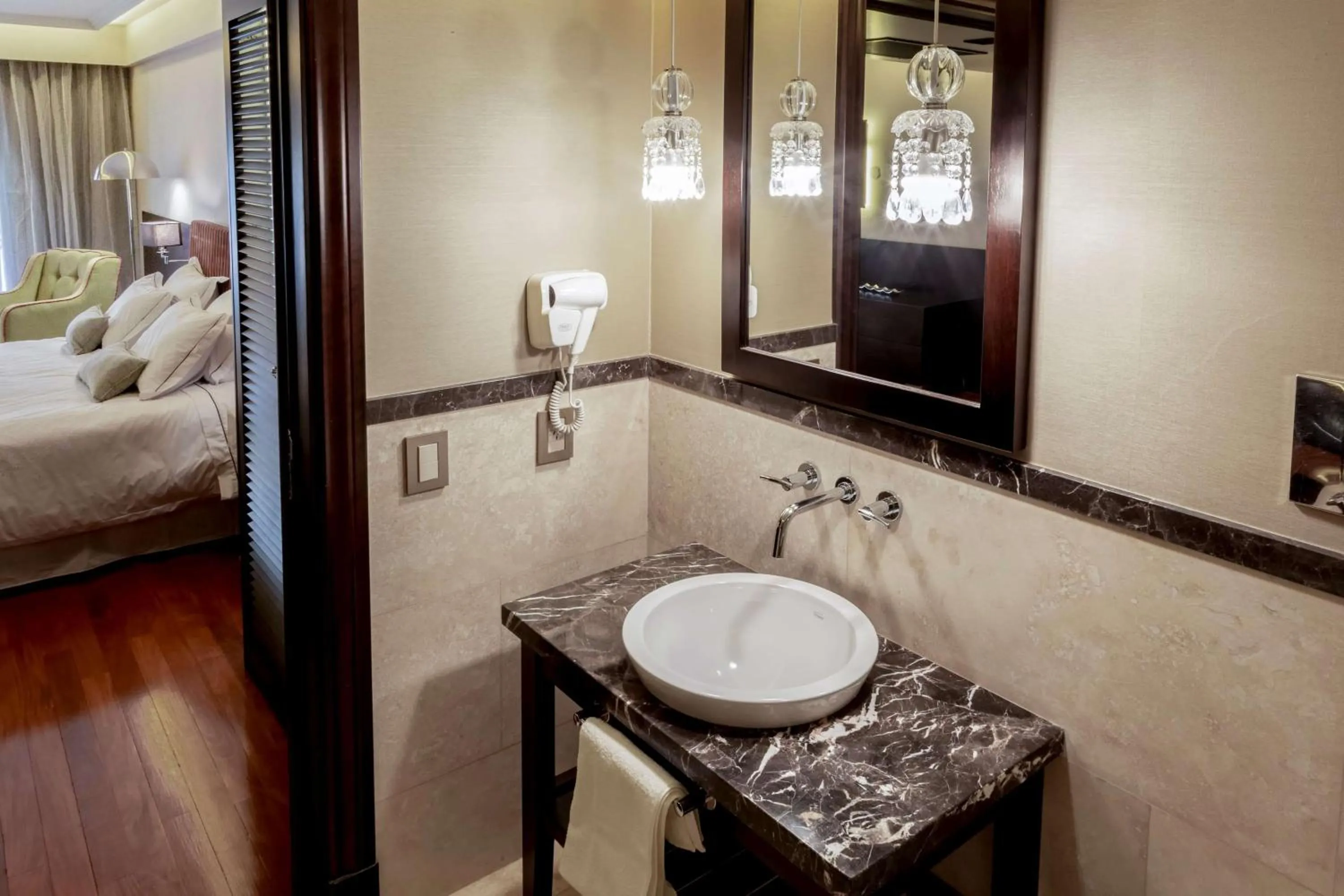 Bathroom, Bed in Esplendor by Wyndham Buenos Aires Tango