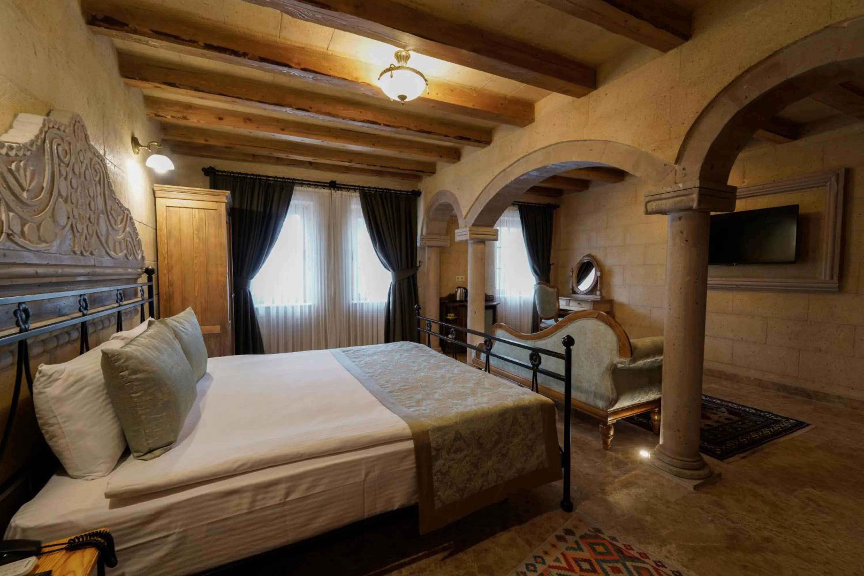 TV and multimedia, Bed in Cratus Stone Palace