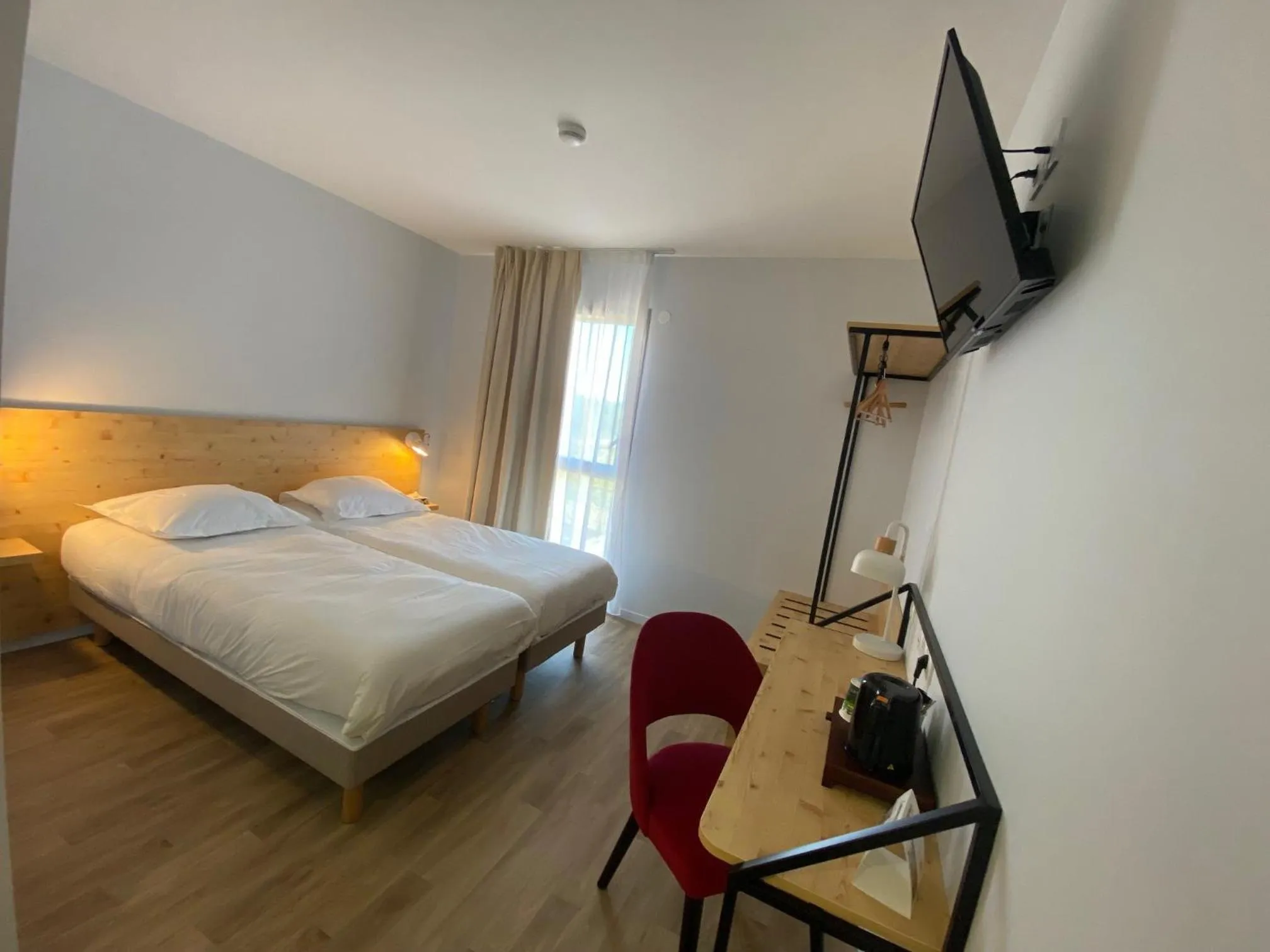 Photo of the whole room, Bed in The Originals City, Hôtel Le Relais des Deux Mers, Marmande Sud