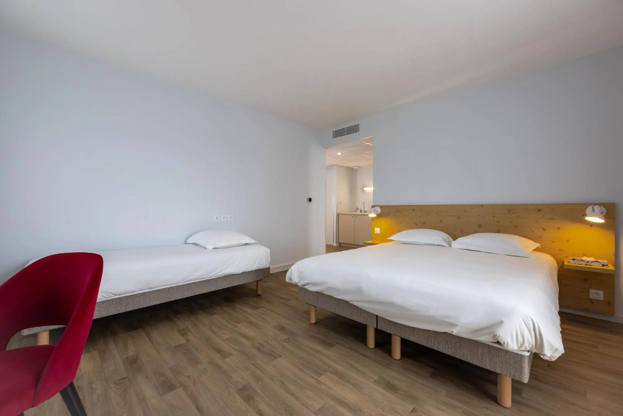 Photo of the whole room, Bed in The Originals City, Hôtel Le Relais des Deux Mers, Marmande Sud
