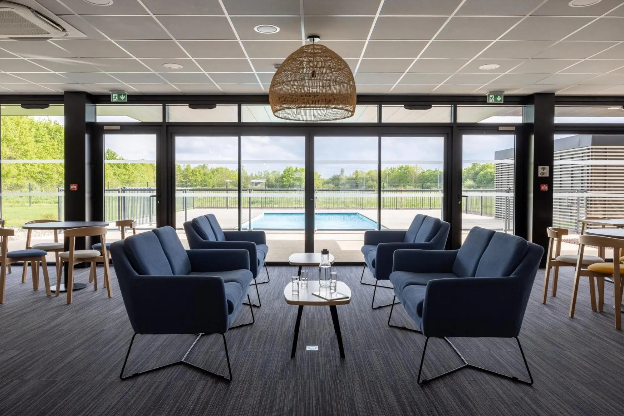 Lounge or bar in The Originals City, Hôtel Le Relais des Deux Mers, Marmande Sud