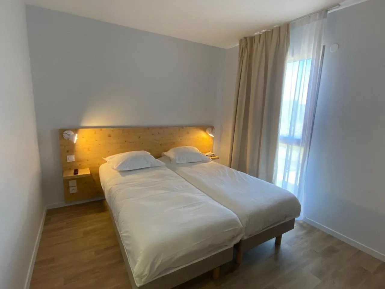 Bedroom, Bed in The Originals City, Hôtel Le Relais des Deux Mers, Marmande Sud