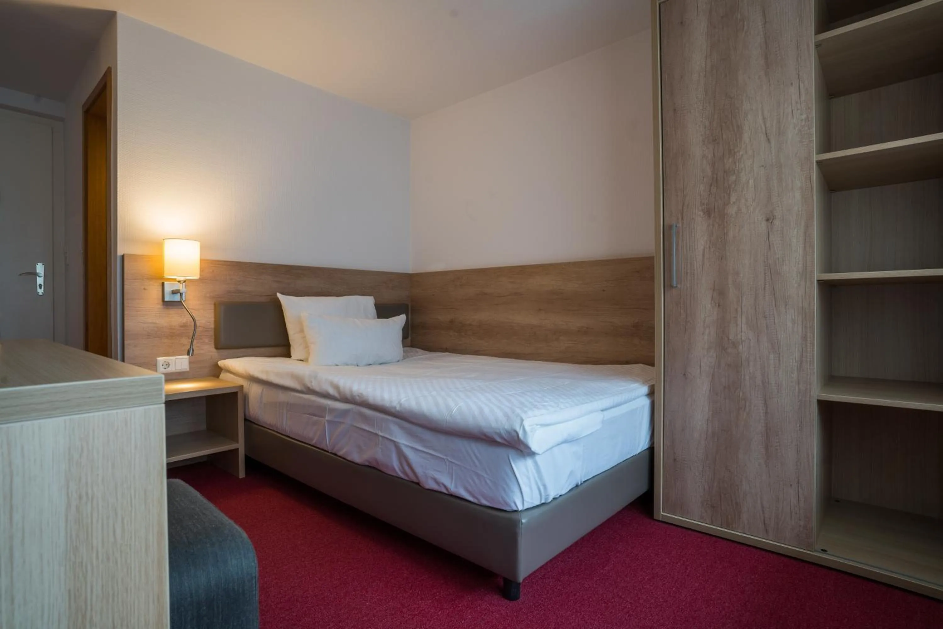 Bedroom, Bed in Hotel Hirsch