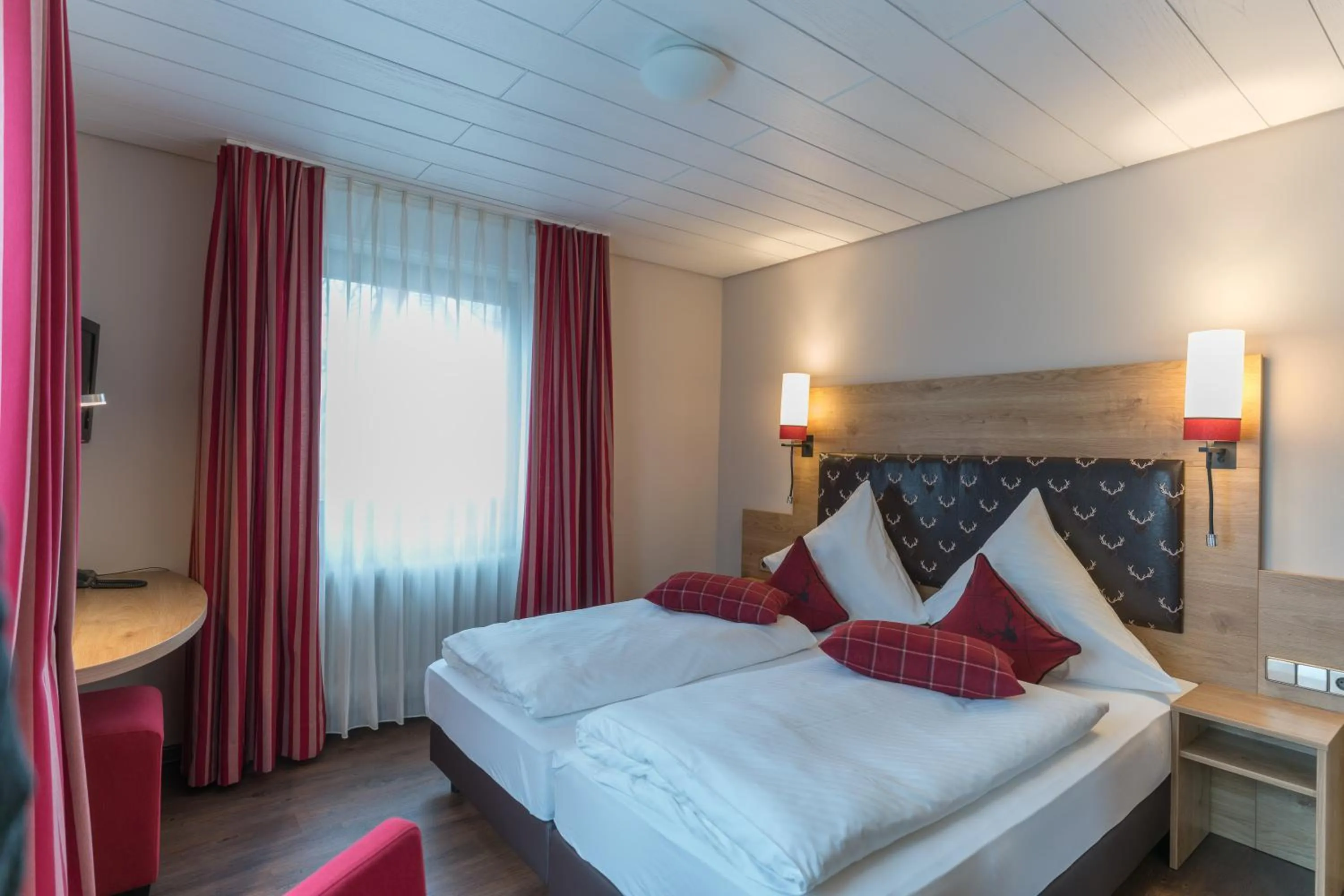 Bedroom, Bed in Hotel Hirsch