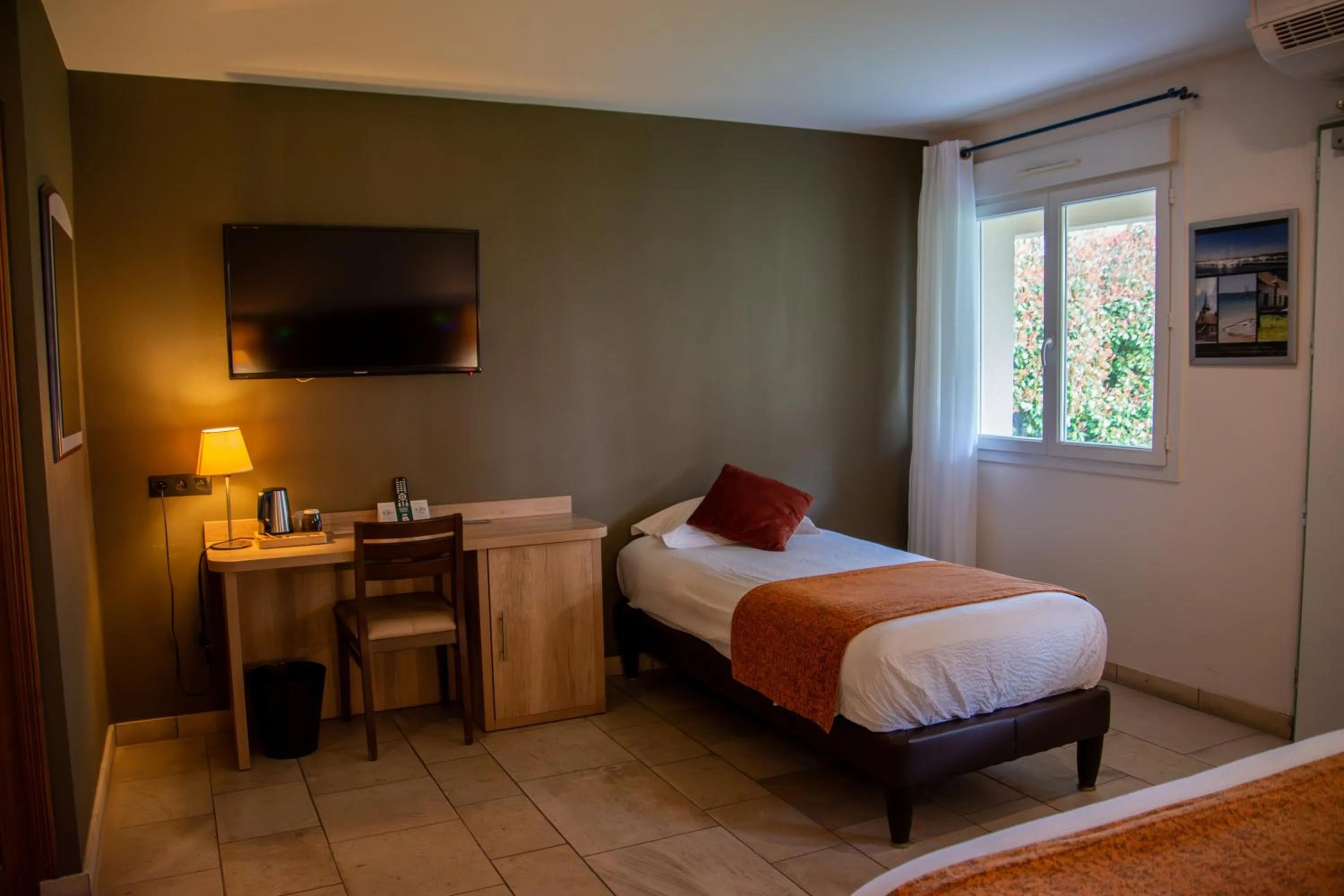 Bedroom, Bed in Logis Des Sources