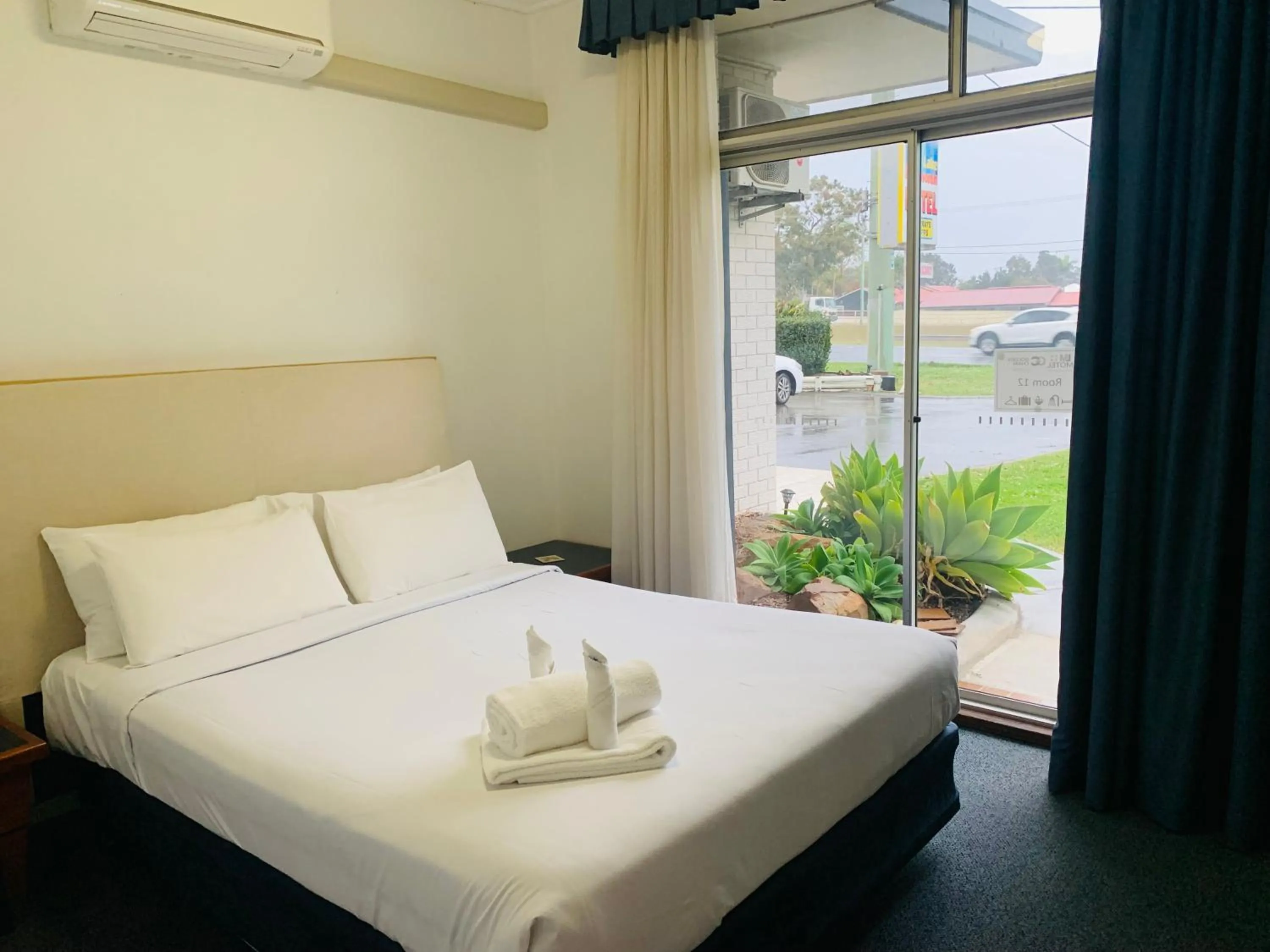 Bed in Lake Munmorah Motel