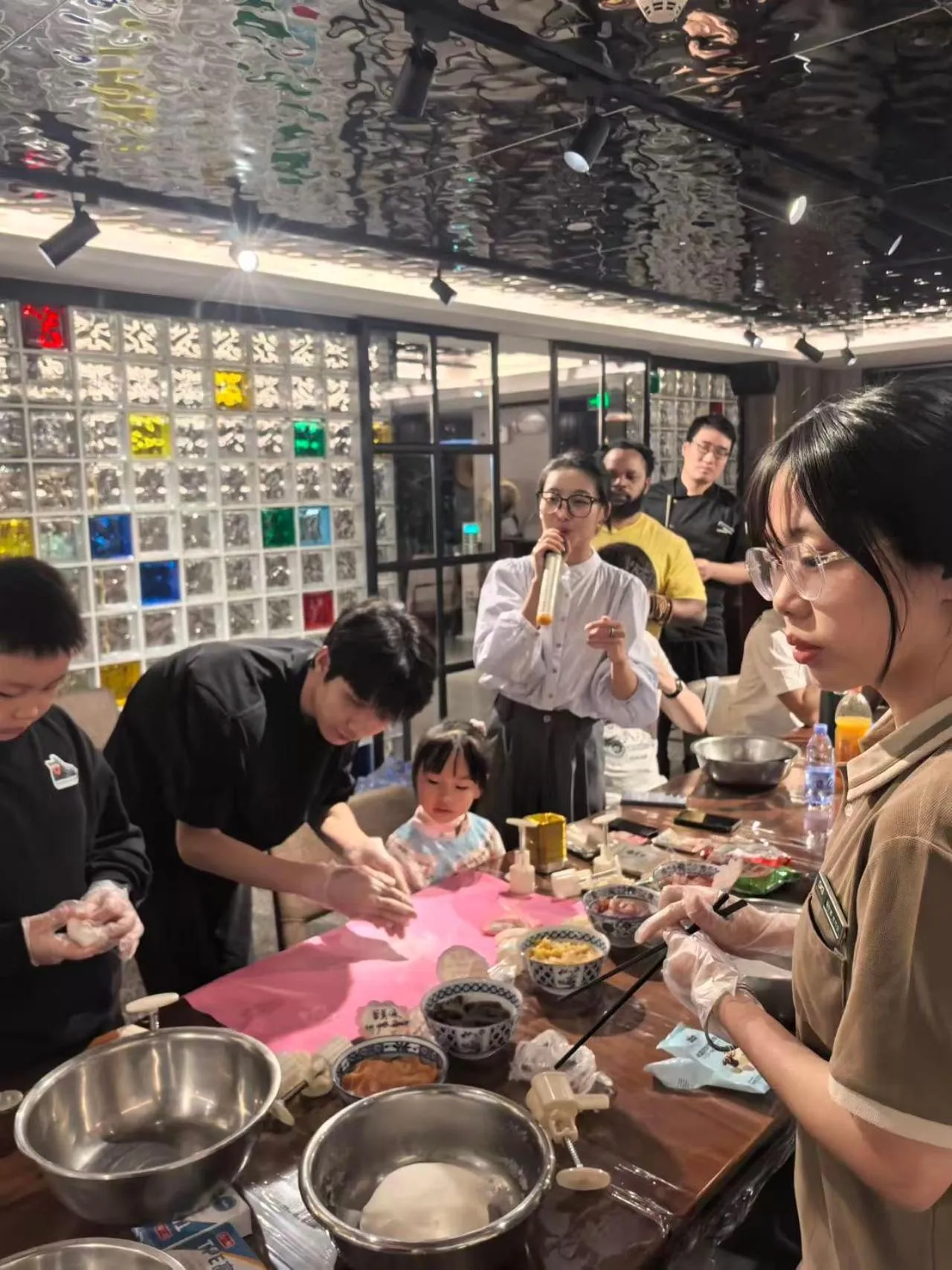 Activities in Nost algia S Hotel Beijing Guomao CBD 时光漫步S酒店 北京大望路地铁站店 Free fresh ground coffee,Free laundry service