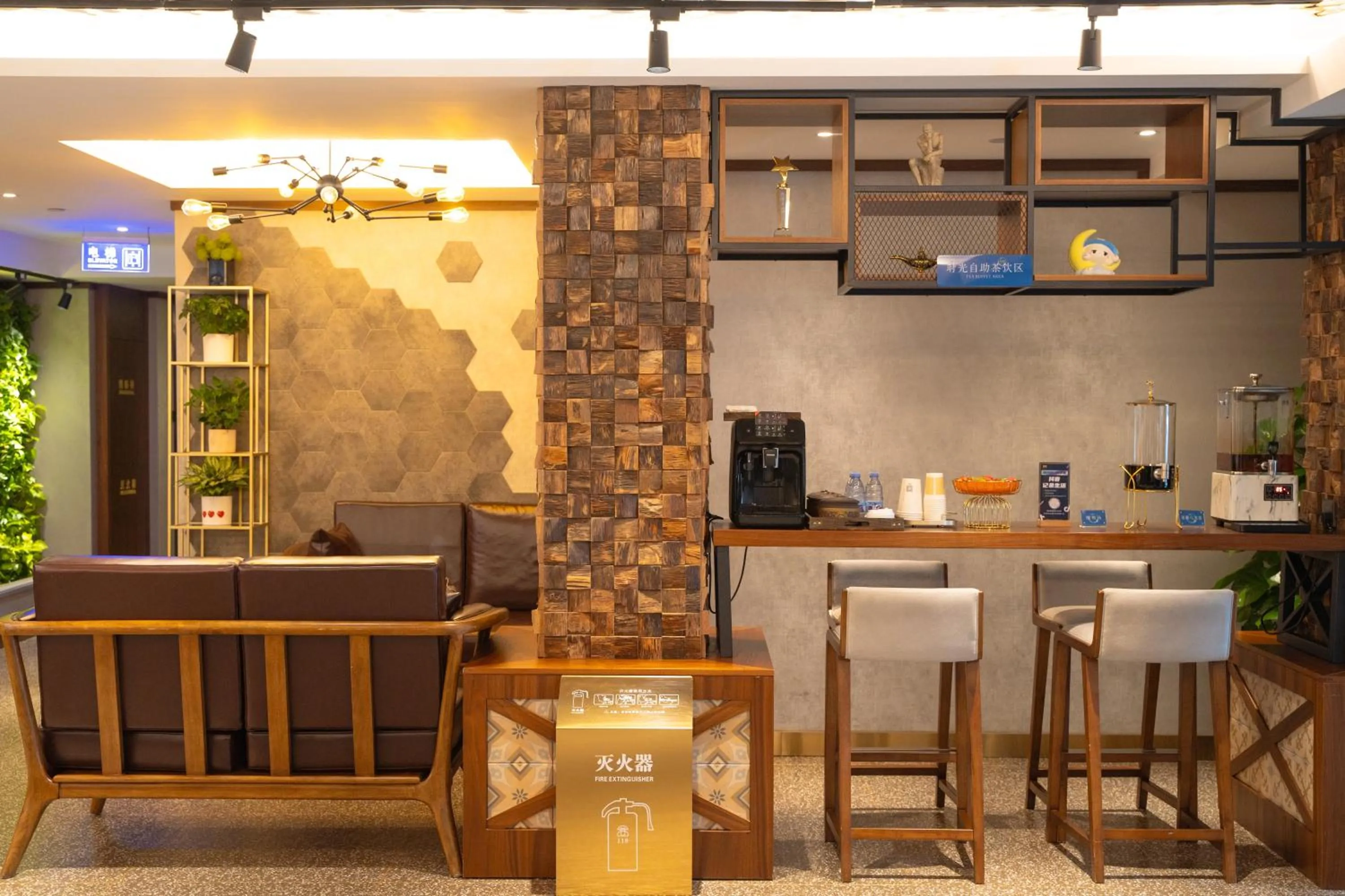 Coffee/tea facilities in Nost algia S Hotel Beijing Guomao CBD 时光漫步S酒店 北京大望路地铁站店 Free fresh ground coffee,Free laundry service