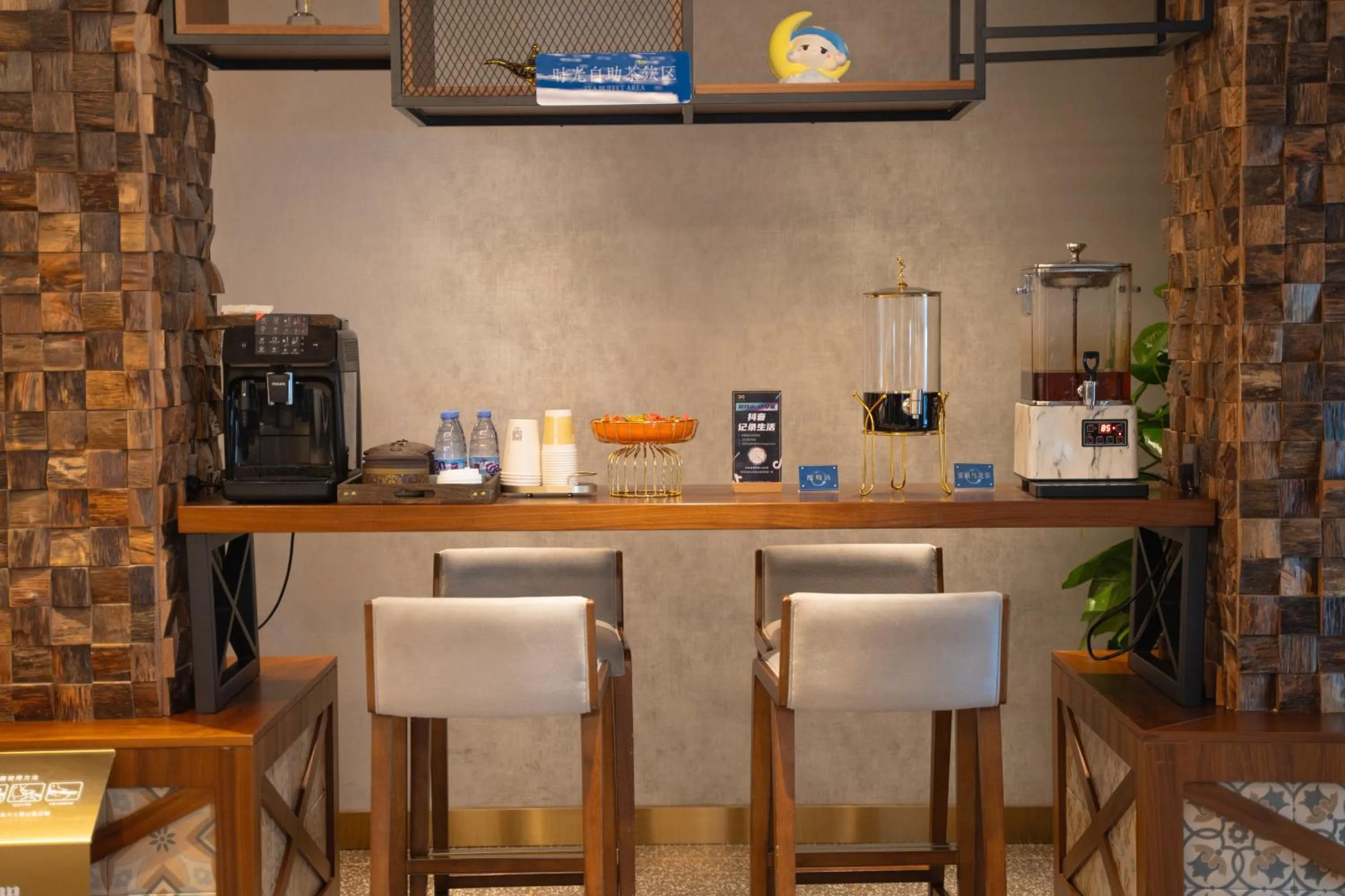 Coffee/tea facilities in Nost algia S Hotel Beijing Guomao CBD 时光漫步S酒店 北京大望路地铁站店 Free fresh ground coffee,Free laundry service