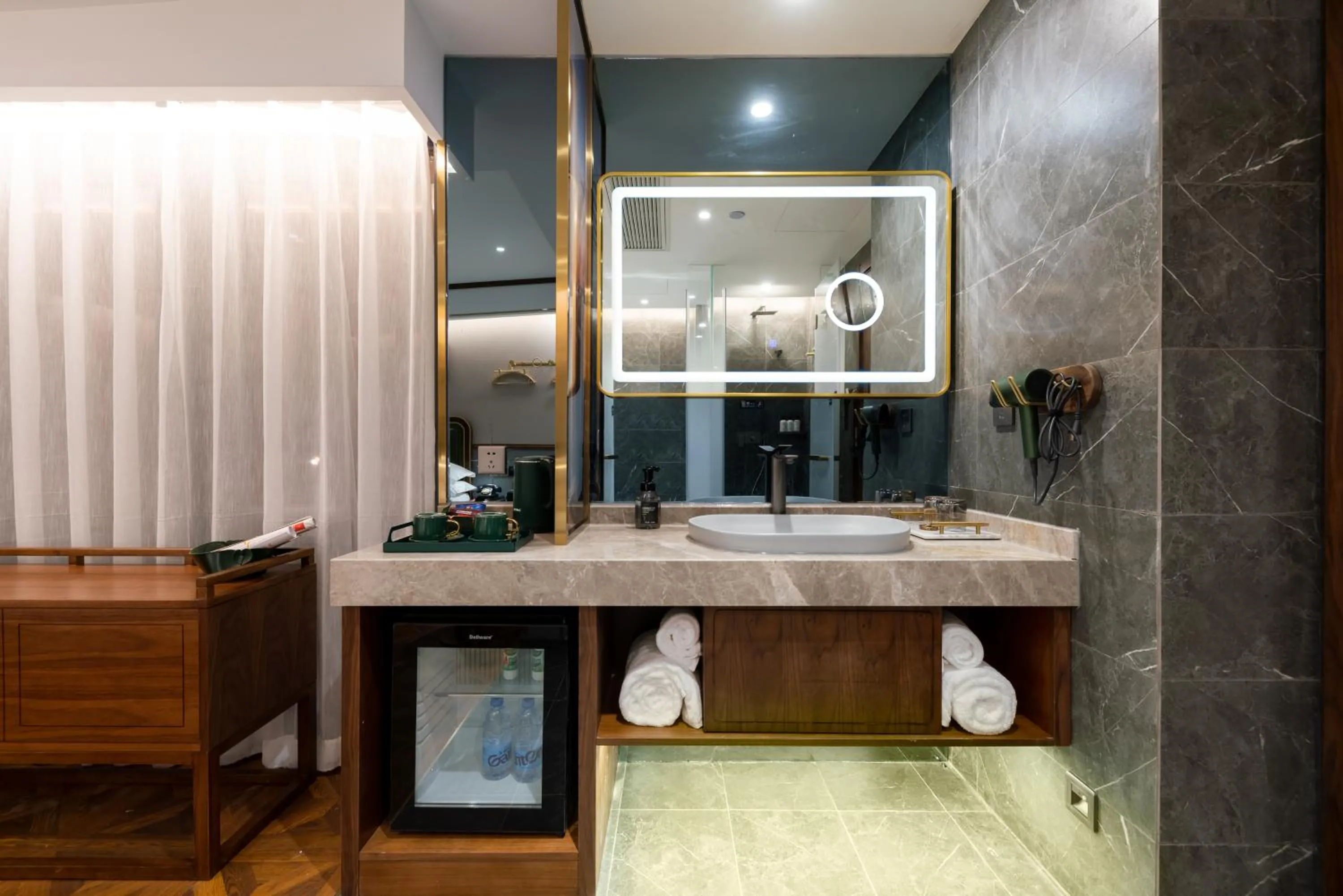 Bathroom in Nost algia S Hotel Beijing Guomao CBD 时光漫步S酒店 北京大望路地铁站店 Free fresh ground coffee,Free laundry service