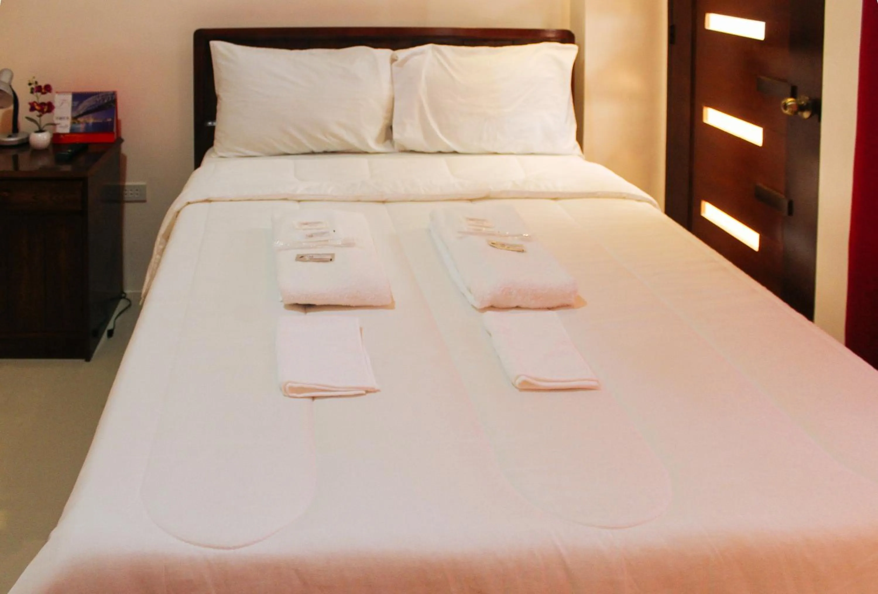 Bed in RedDoorz @ LS Suites Poblacion Culasi Antique