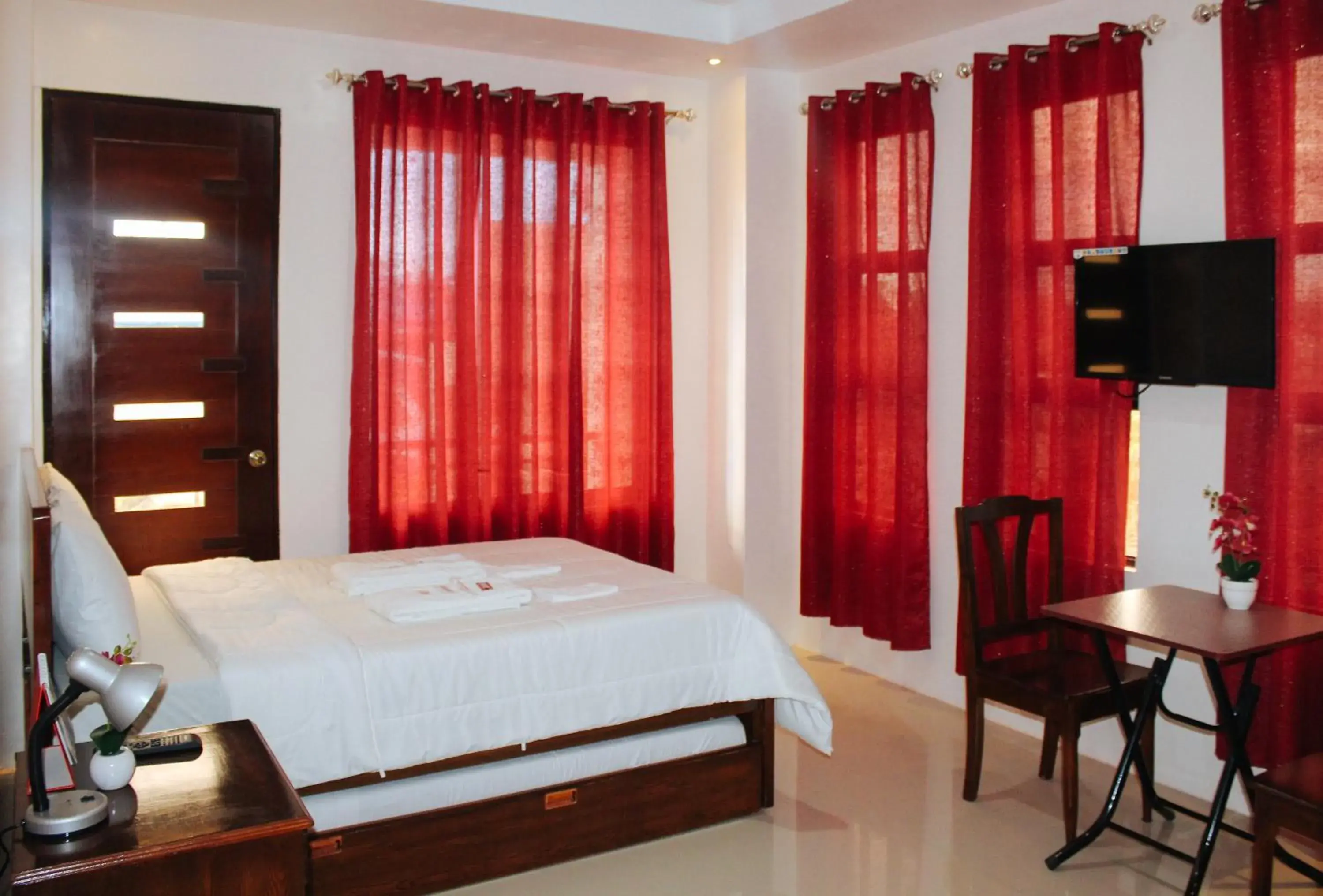 Superior Double Room in RedDoorz @ LS Suites Poblacion Culasi Antique Superior Double Room in RedDoorz @ LS Suites Poblacion Culasi Antique
