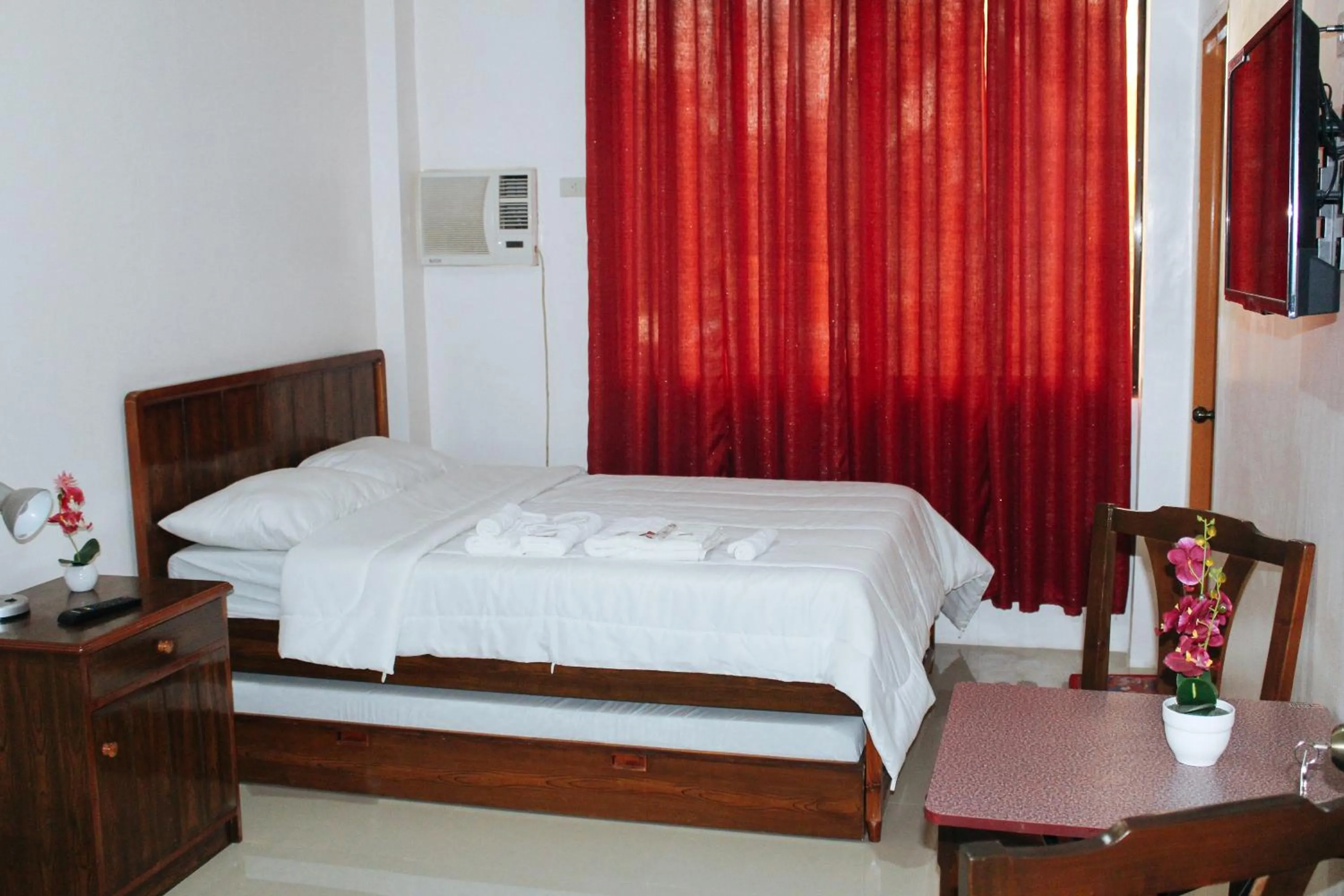 Bed in RedDoorz @ LS Suites Poblacion Culasi Antique
