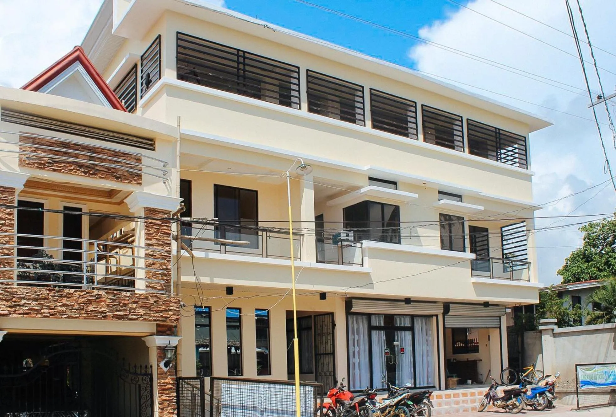 Property building in RedDoorz @ LS Suites Poblacion Culasi Antique