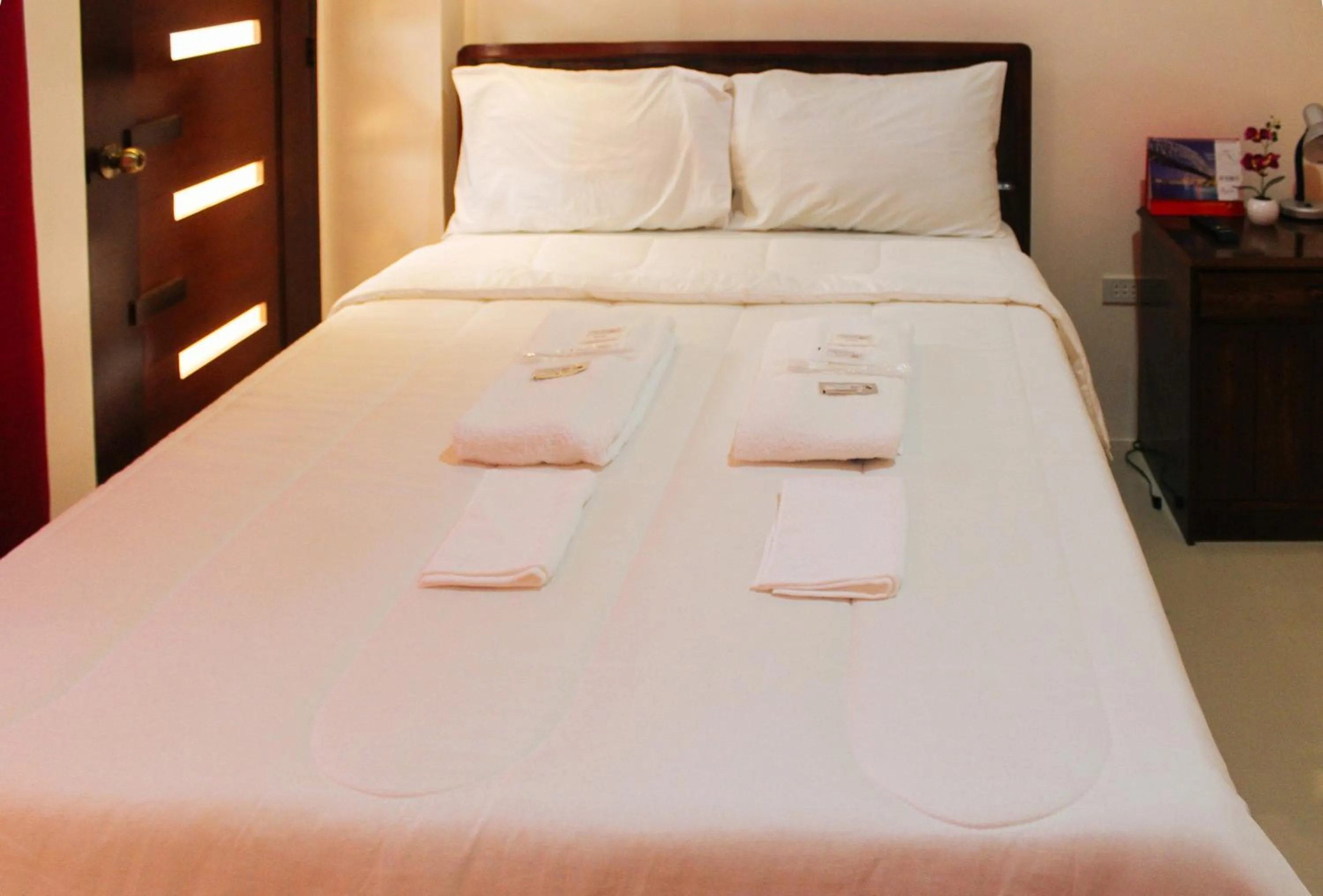 Bed in RedDoorz @ LS Suites Poblacion Culasi Antique