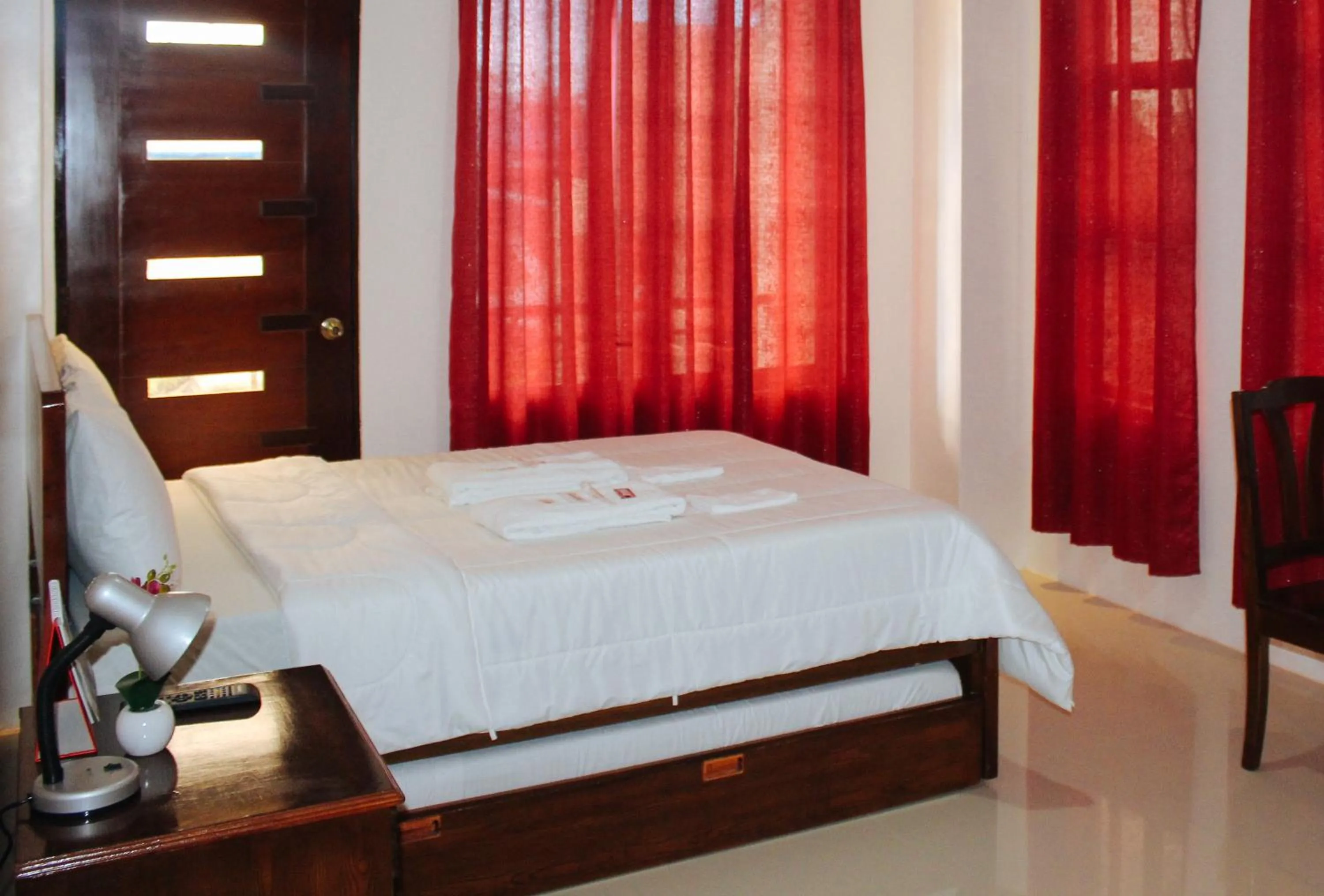 Bed in RedDoorz @ LS Suites Poblacion Culasi Antique