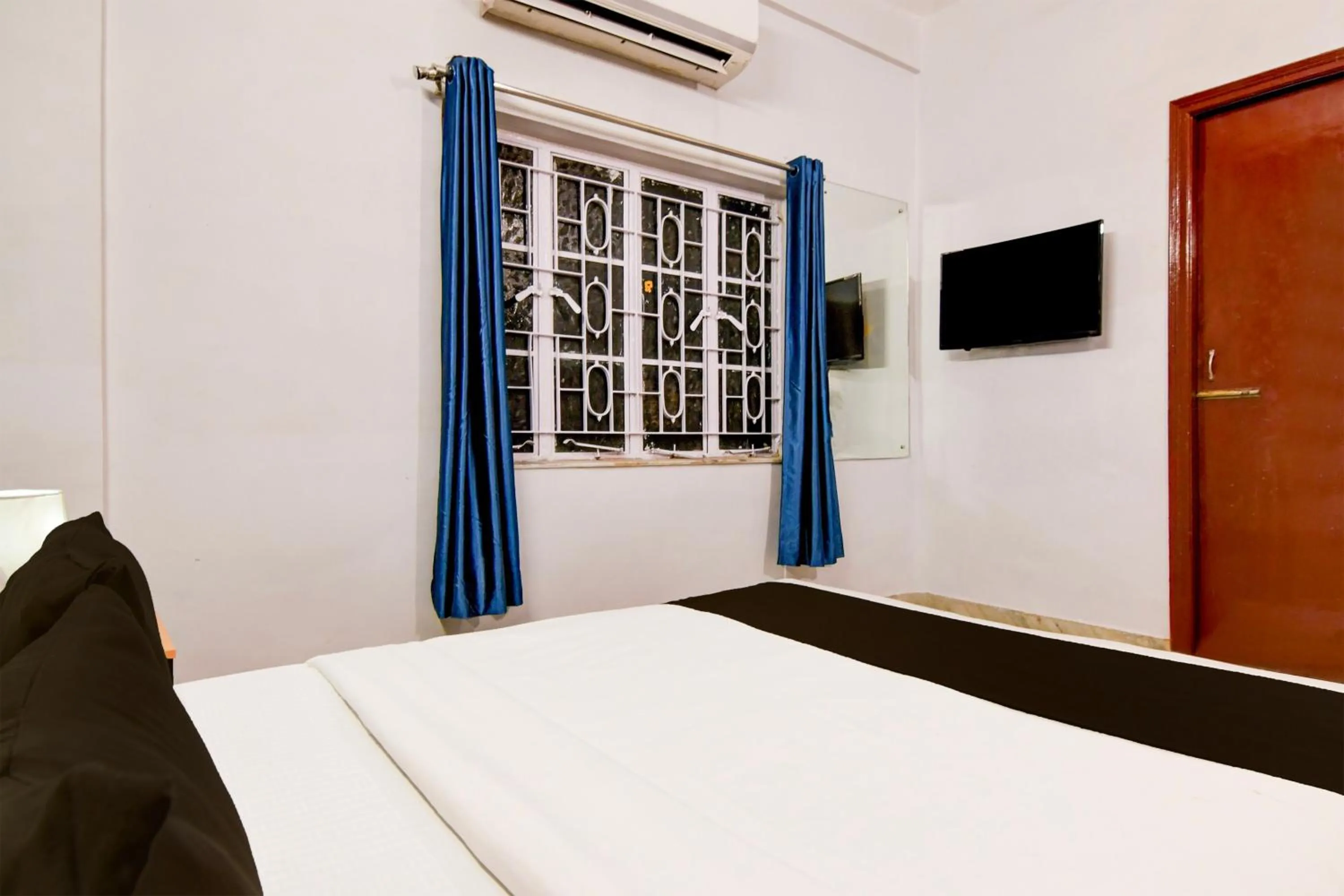 Bedroom, Bed in Super Hotel O Picnic Garden formerly Amaris Stay