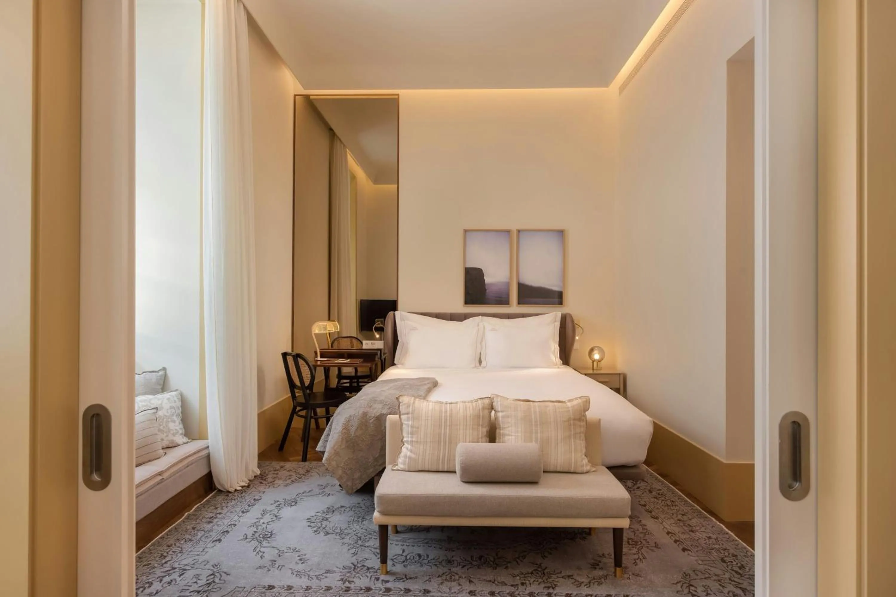 Photo of the whole room, Bed in The Ivens, Autograph Collection