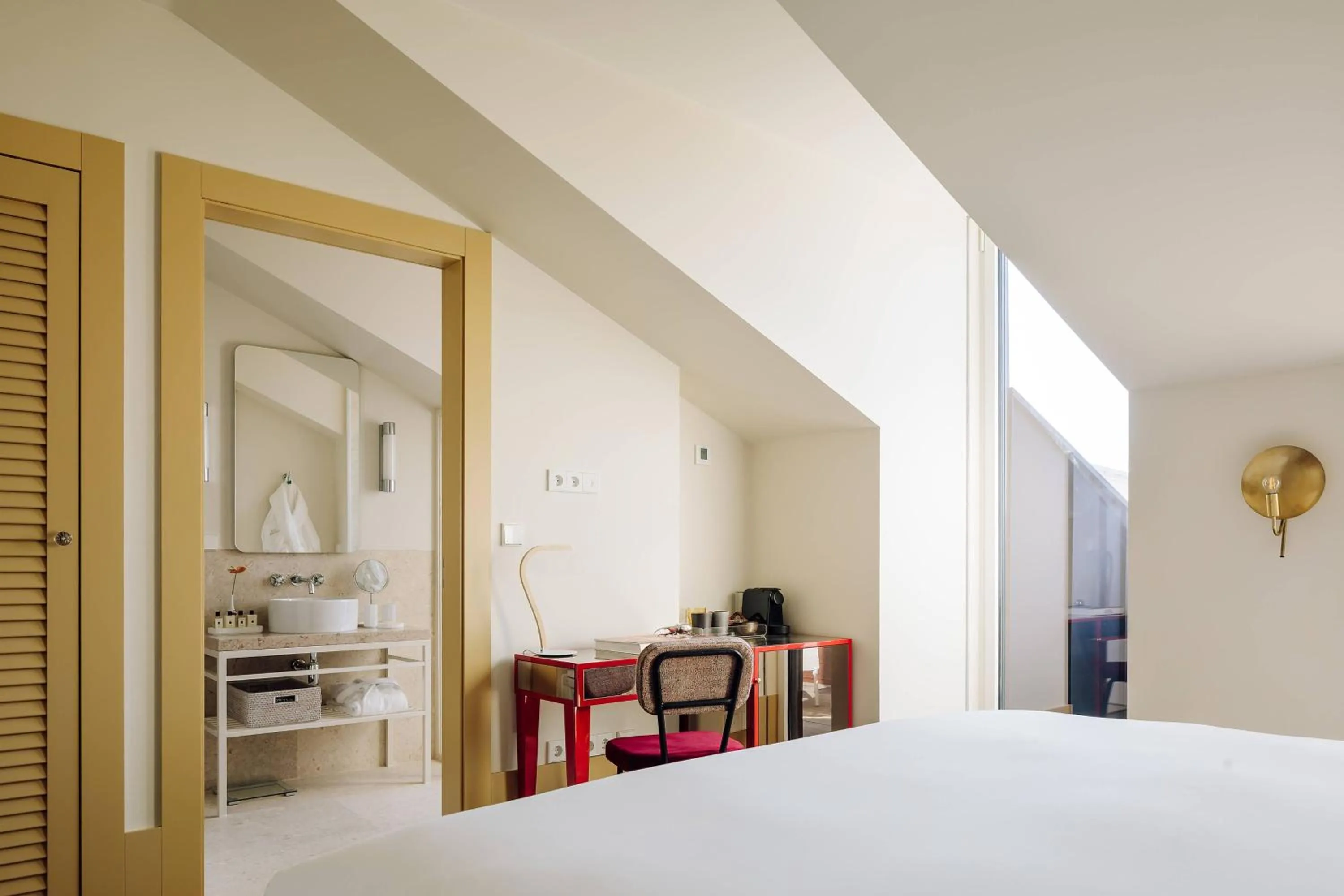 Photo of the whole room, Bed in The Ivens, Autograph Collection