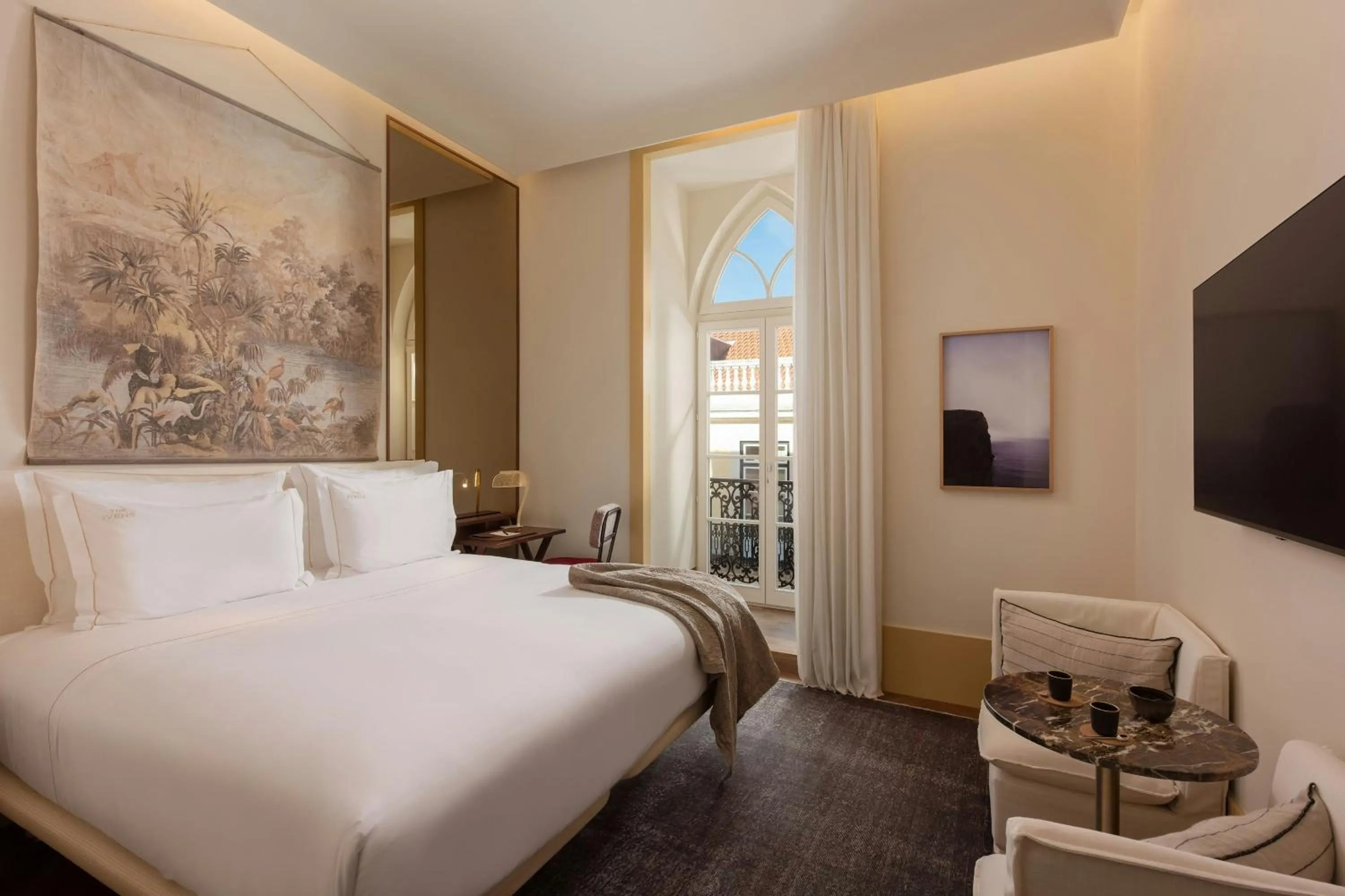 Photo of the whole room, Bed in The Ivens, Autograph Collection