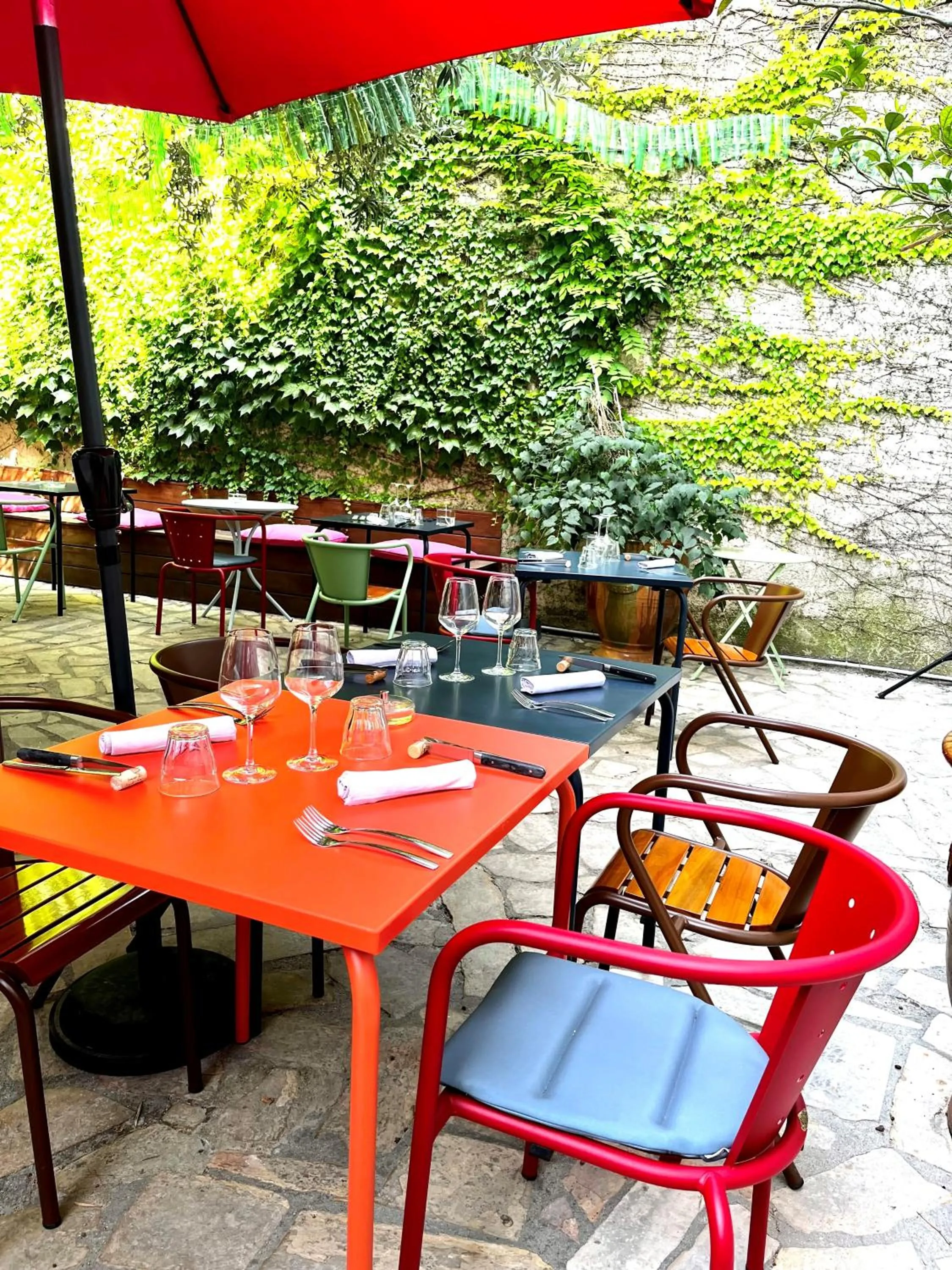 Patio in Hotel Saint Louis - Au Coeur des Remparts