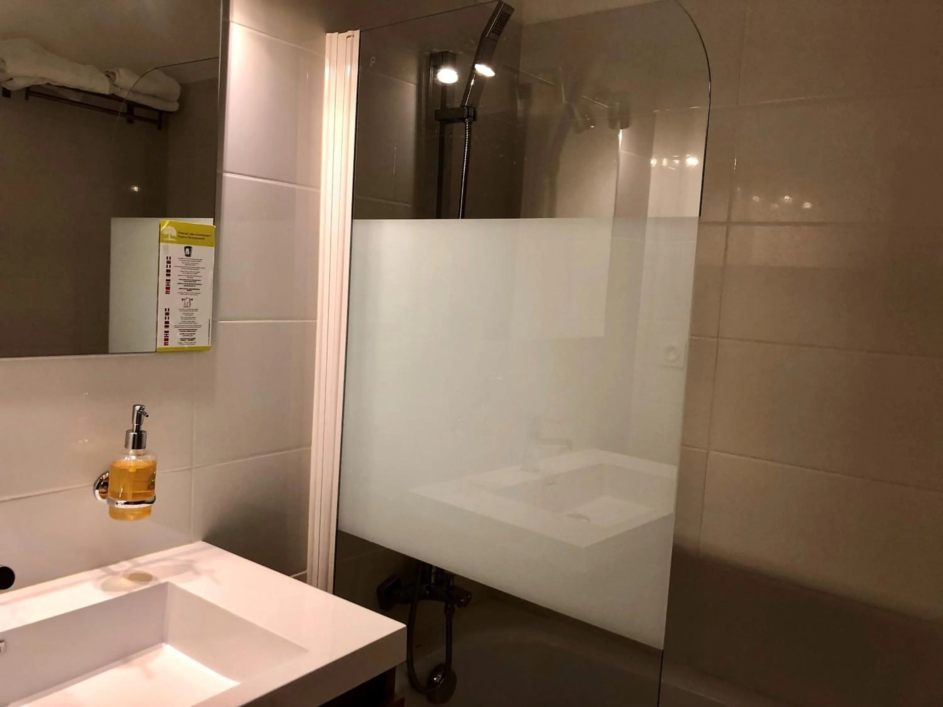 Bathroom in Hotel Saint Louis - Au Coeur des Remparts