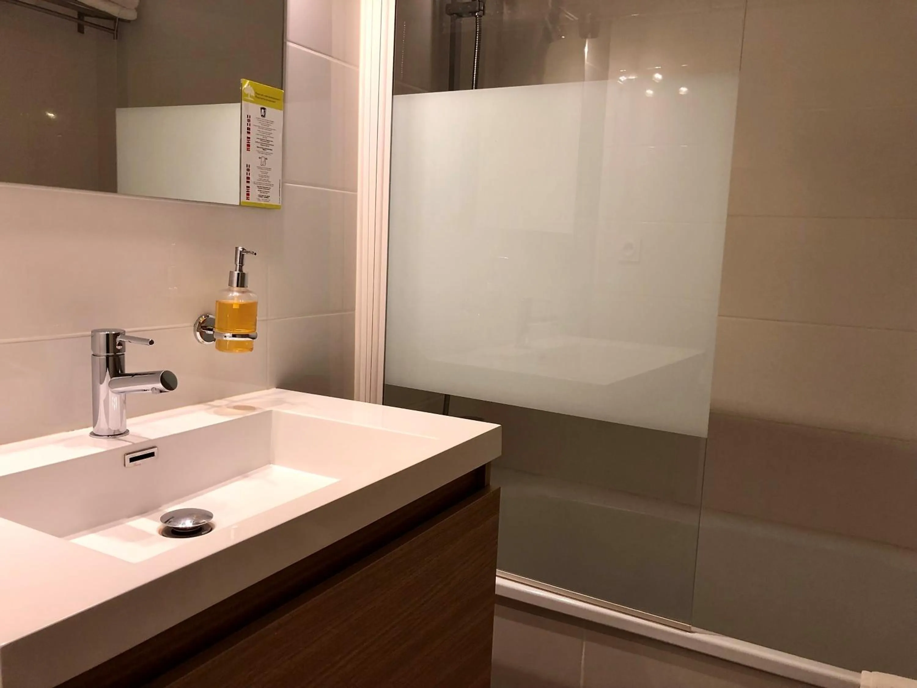 Bathroom in Hotel Saint Louis - Au Coeur des Remparts