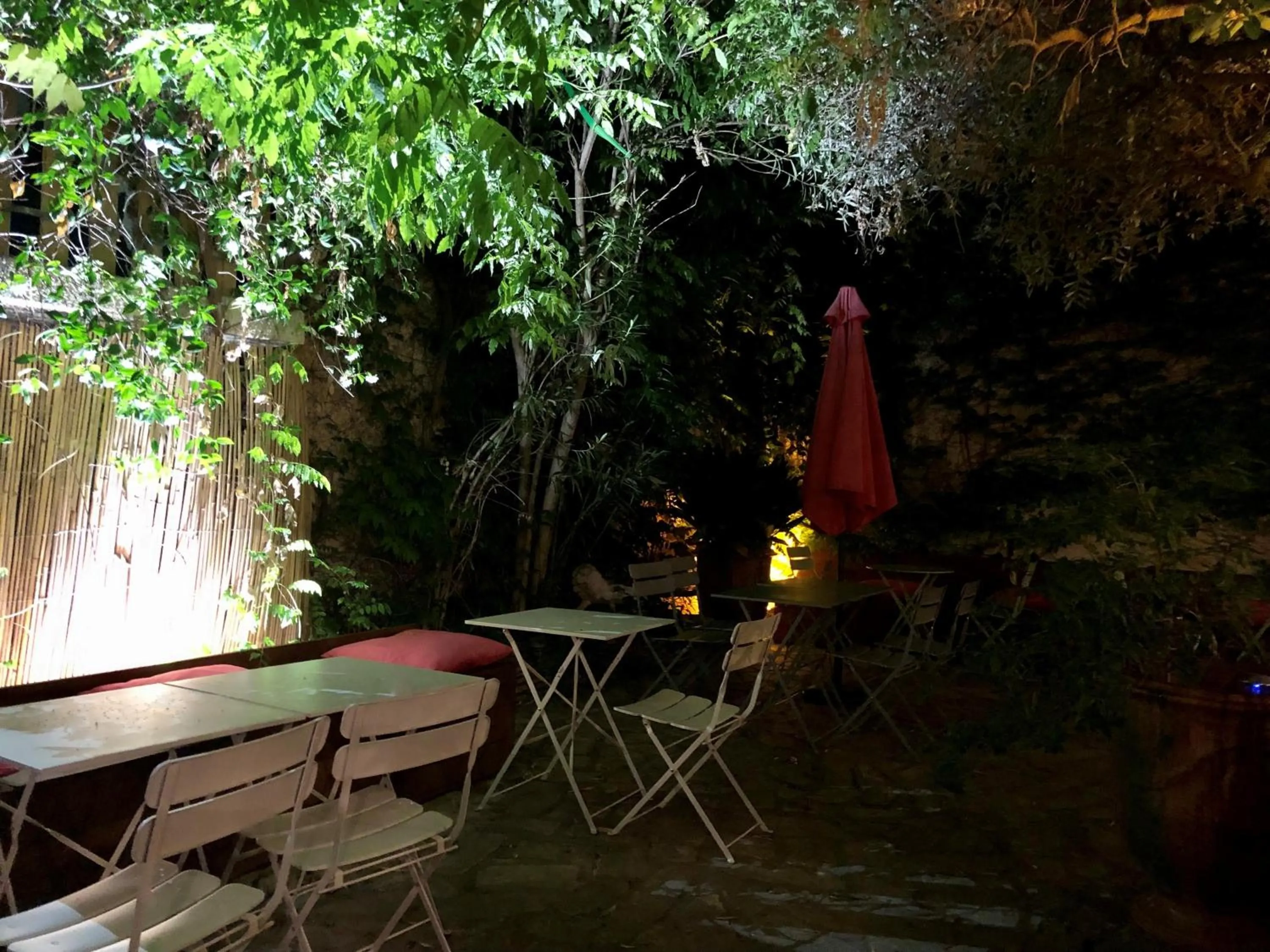 Patio in Hotel Saint Louis - Au Coeur des Remparts