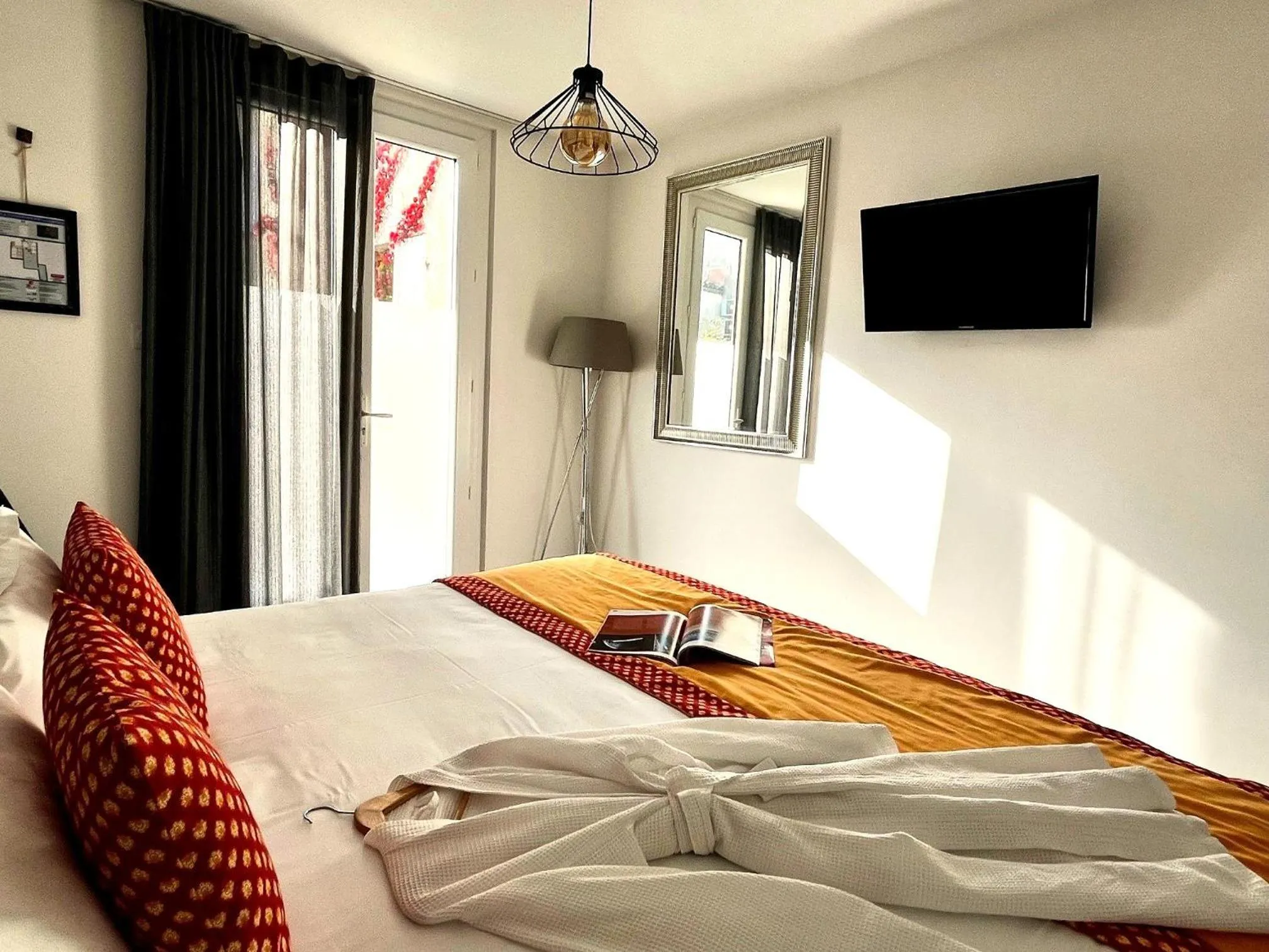 Bed in Hotel Saint Louis - Au Coeur des Remparts