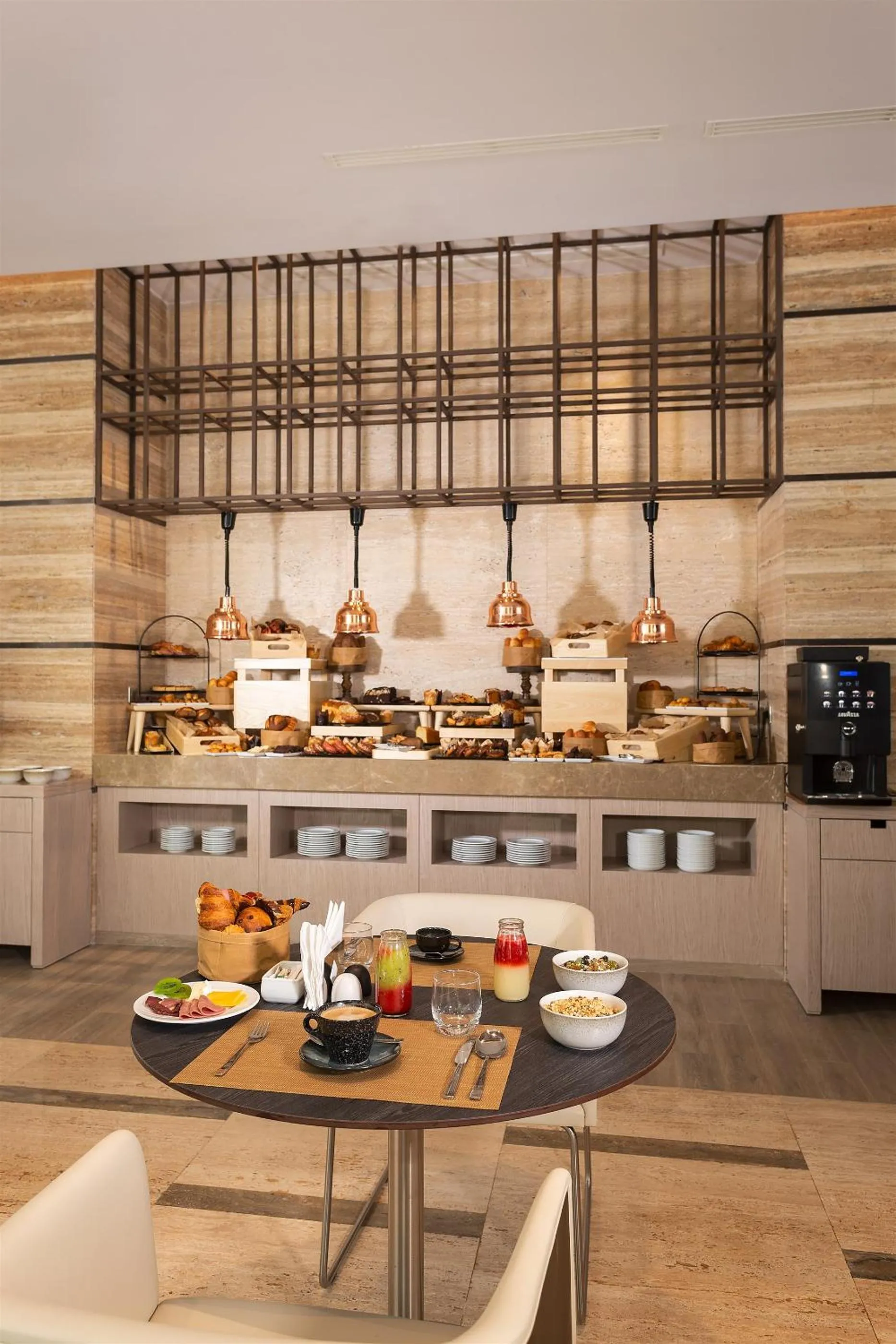 Restaurant/places to eat in Novotel Tunis Lac