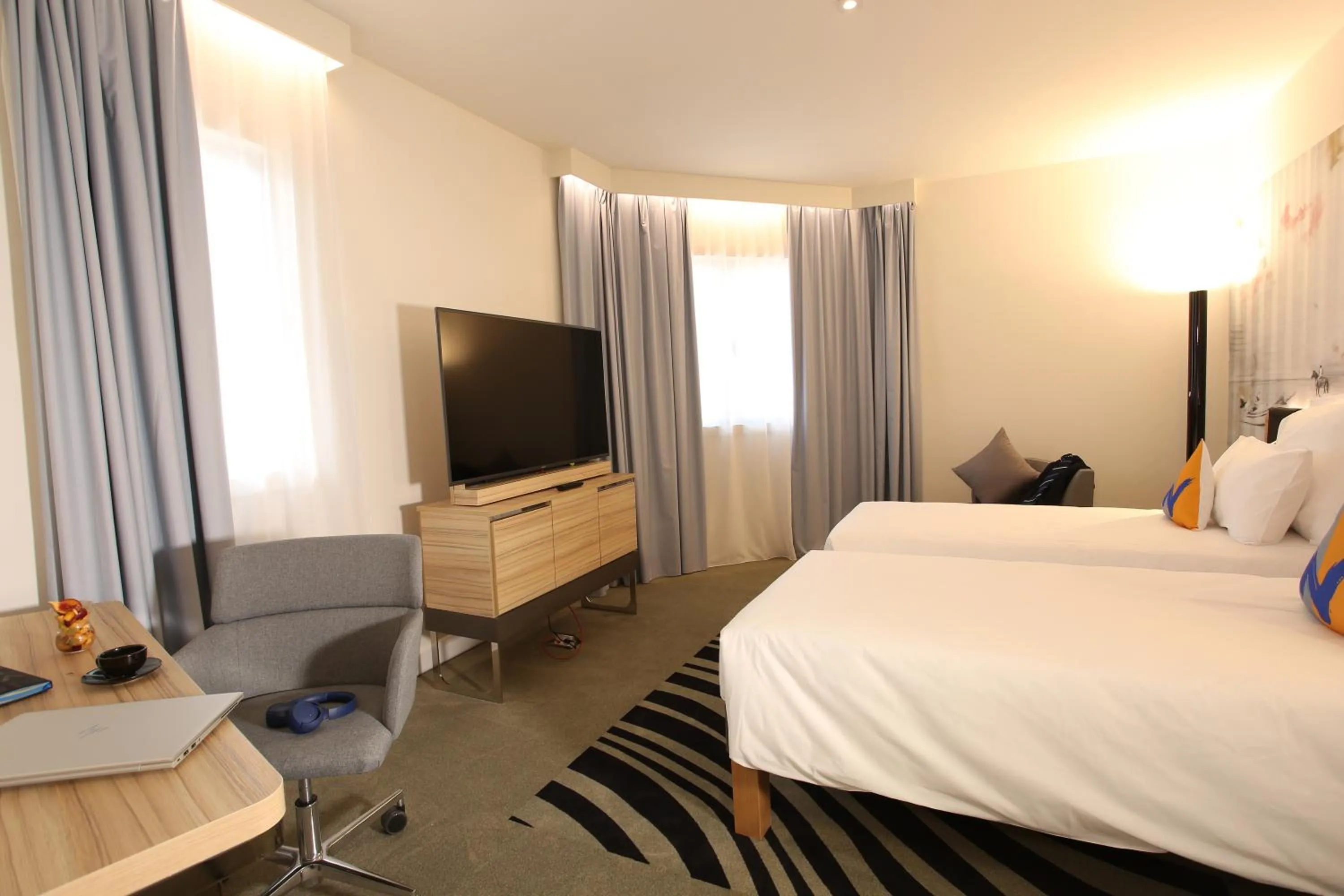 Communal lounge/ TV room, Bed in Novotel Tunis Lac