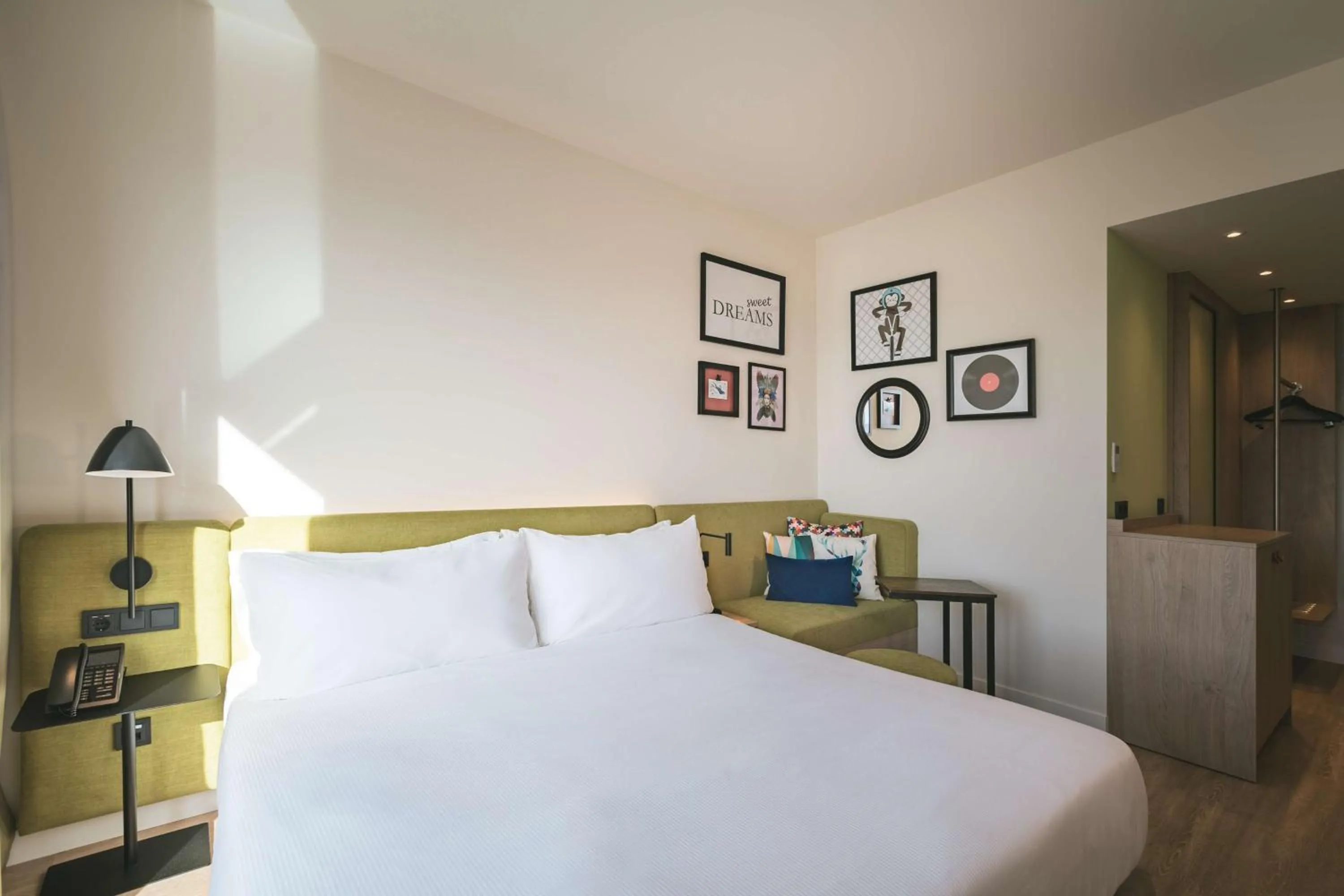 Living room, Bed in Hampton by Hilton Konstanz