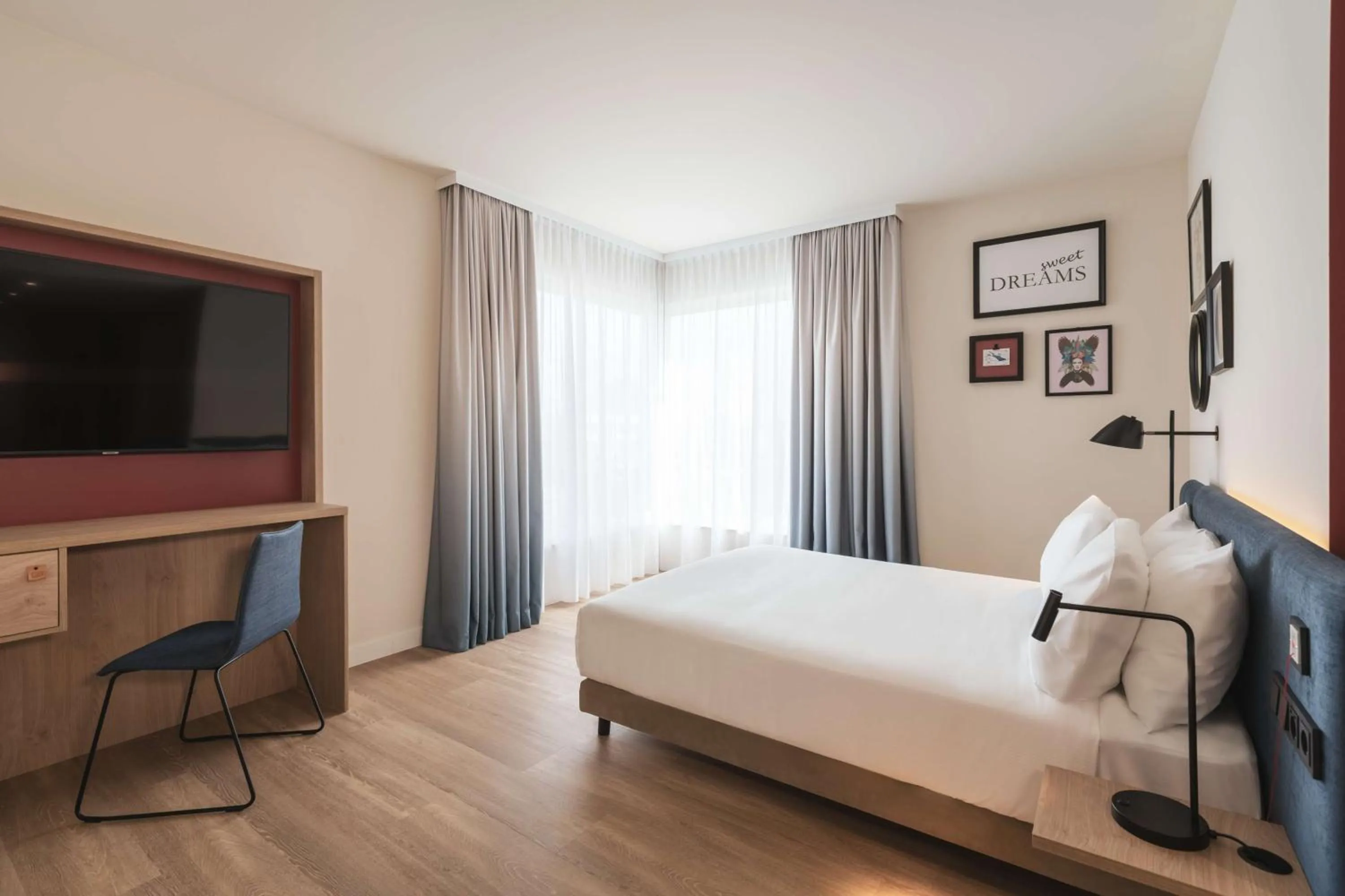 Bedroom, Bed in Hampton by Hilton Konstanz