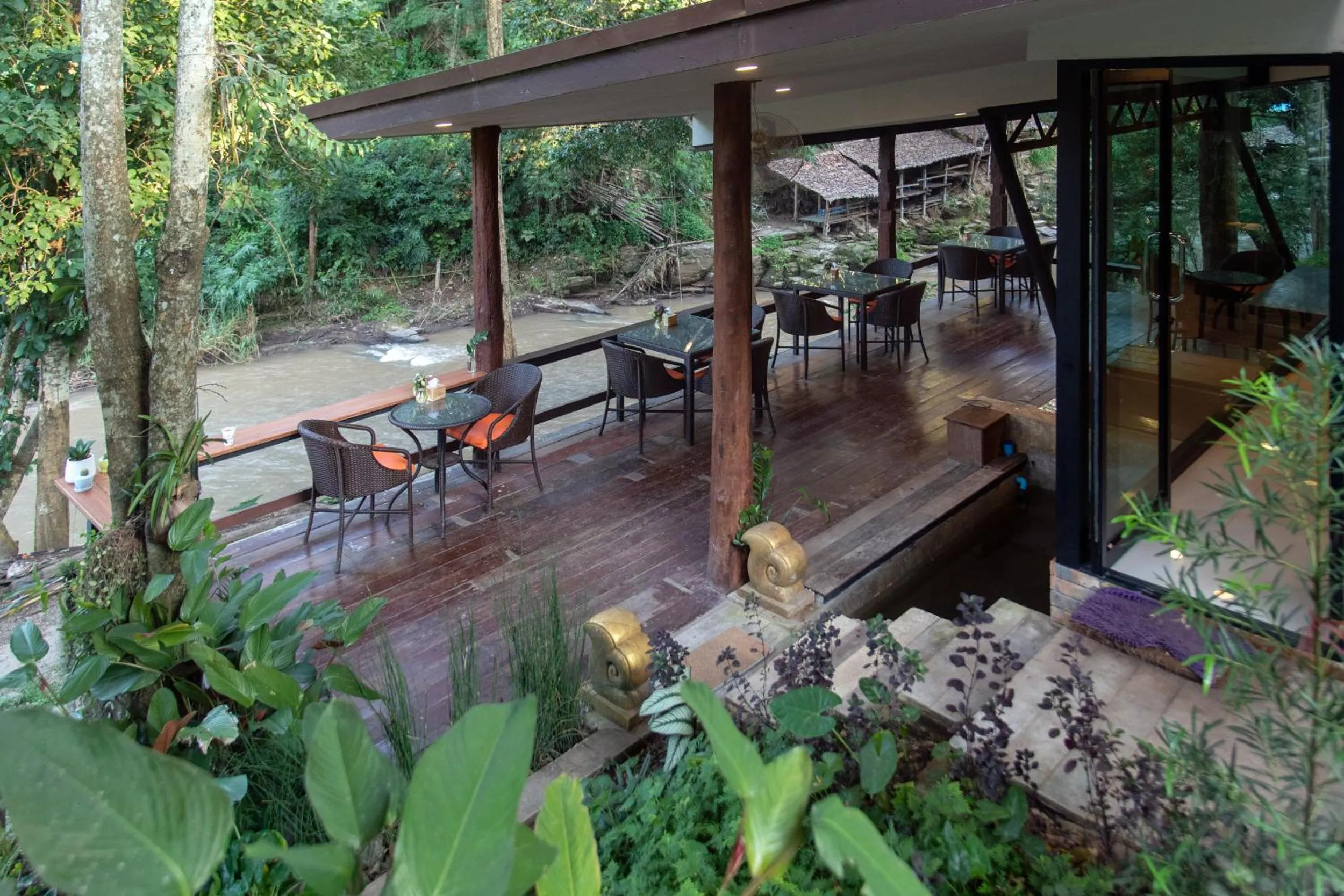 Restaurant/places to eat in Tawan Riverside